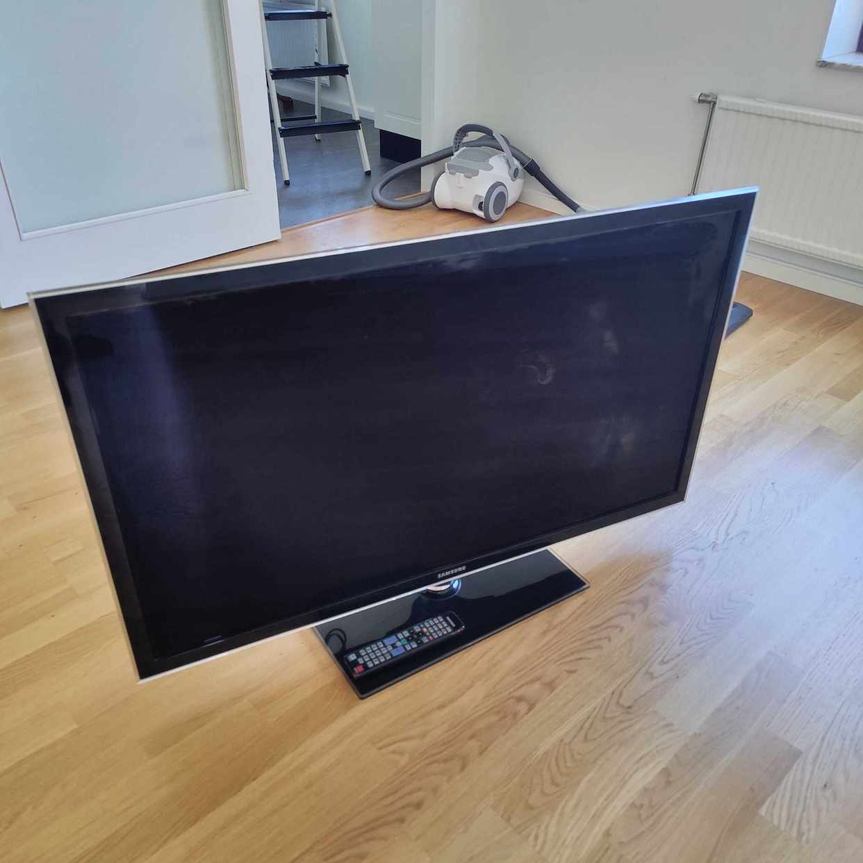 image of Desk, shelf, mirror & TV - Stockholm