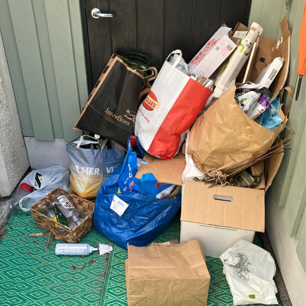 image of Cardboard, bottles - Enskededalen