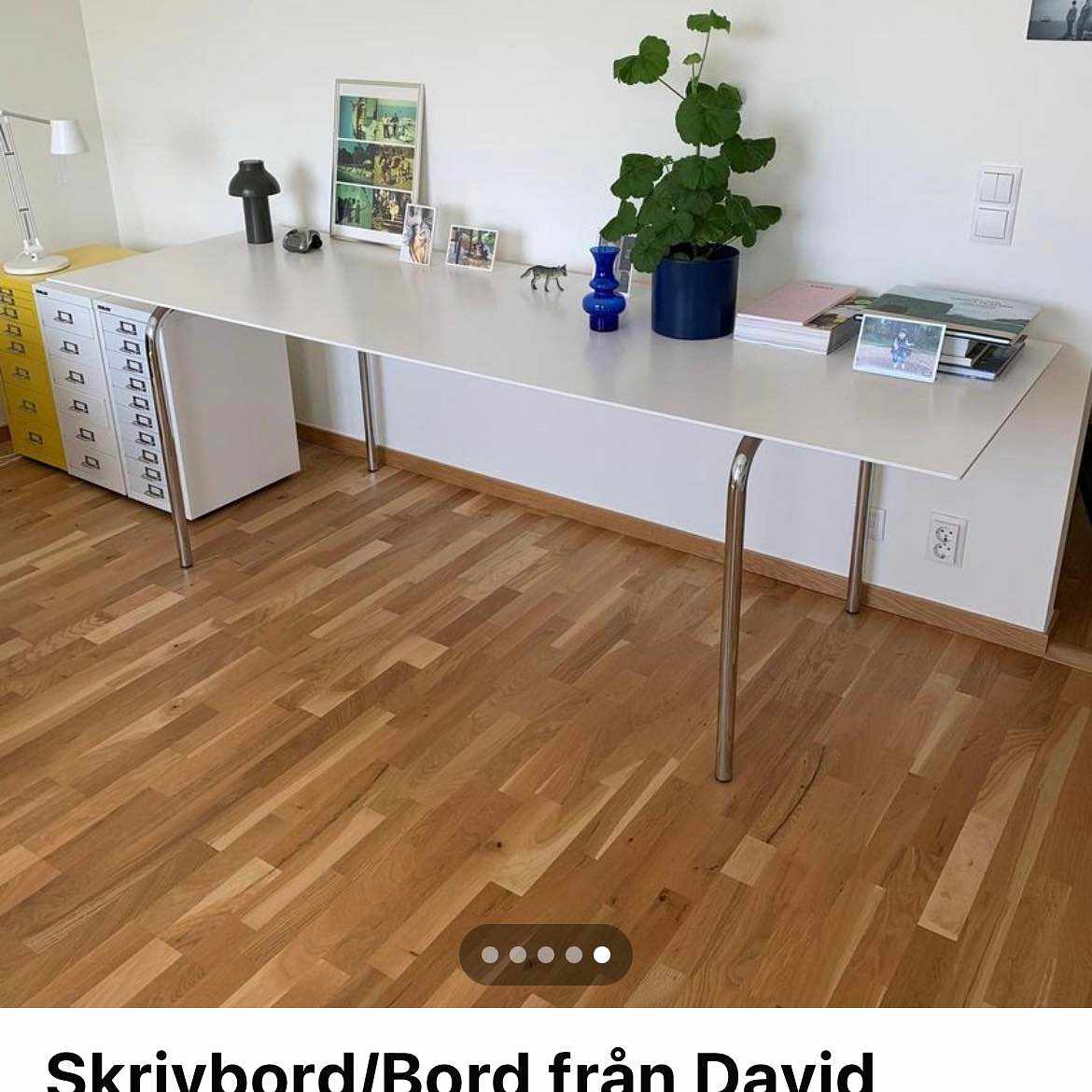 image of Ett avlångt skrivbord - 