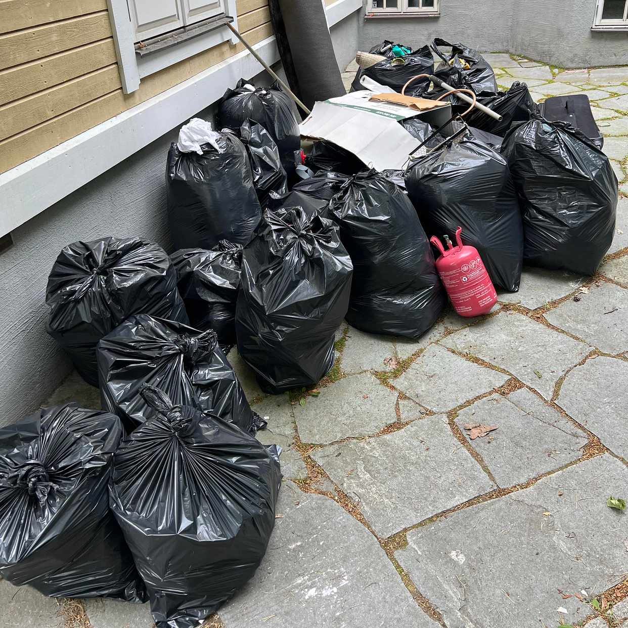image of Säckar med skräp - Lidingö