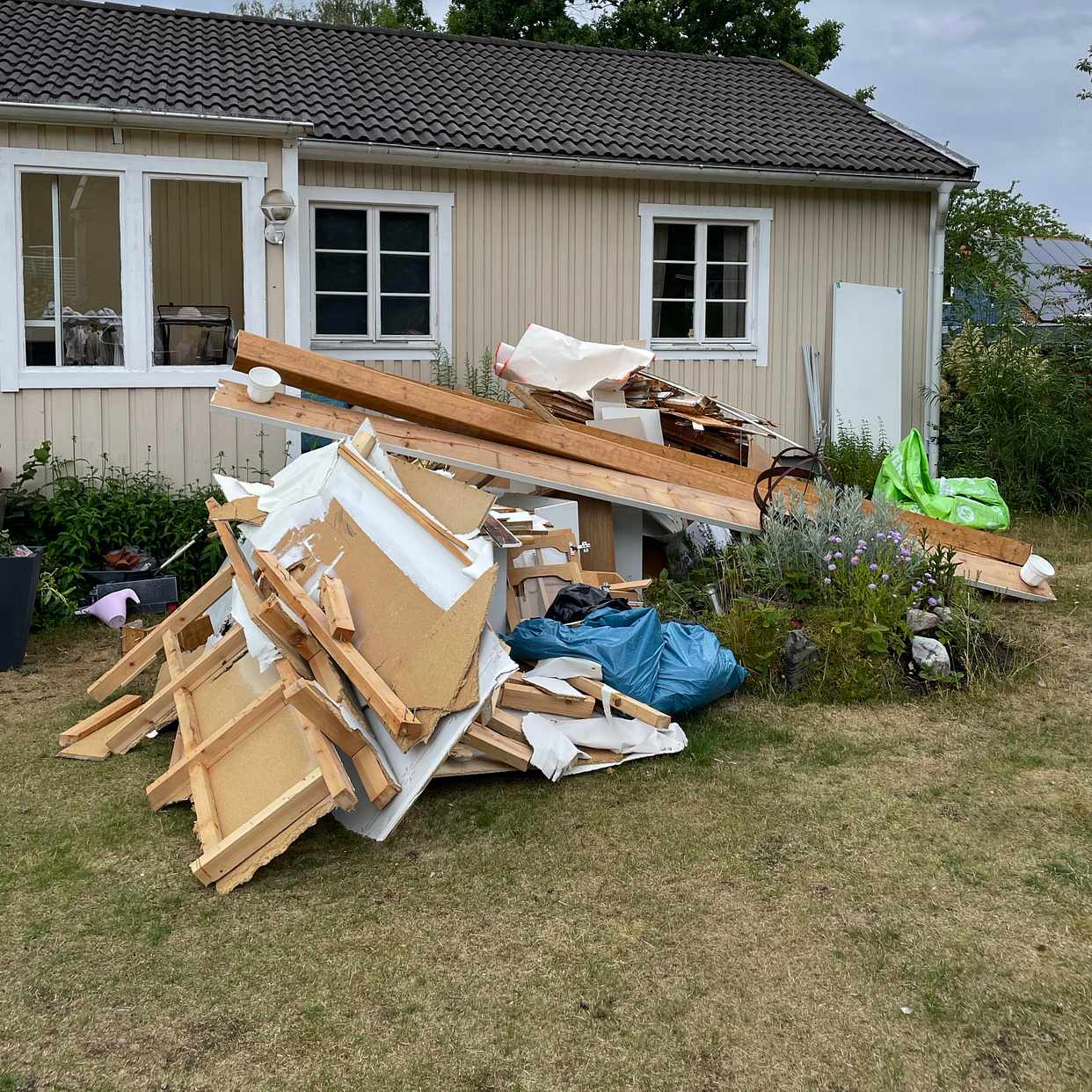 image of Rivningsmaterial mest trä - Vendelsö