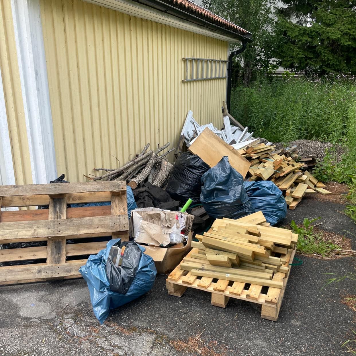 image of Impregnerat trä, kartong - Tyresö
