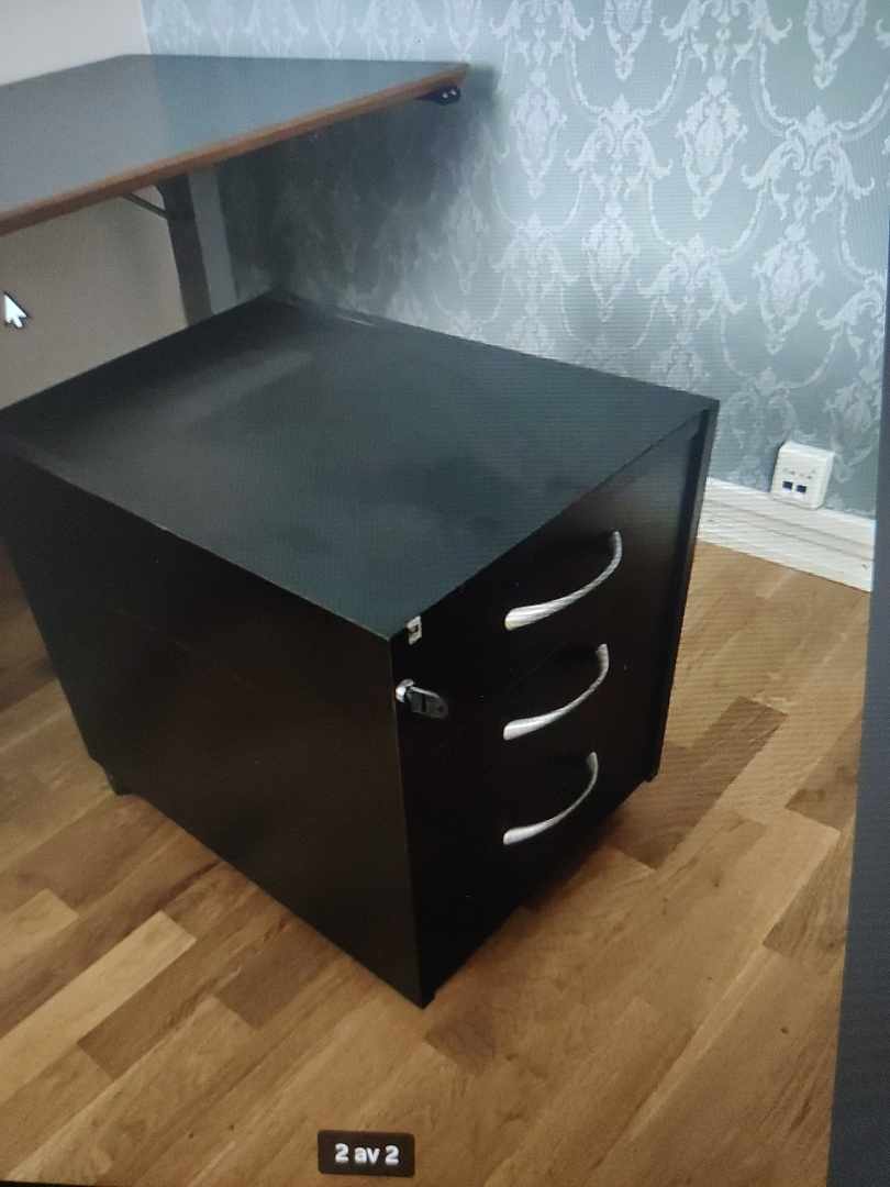 image of 1 skrivbord, 1 hurts - 