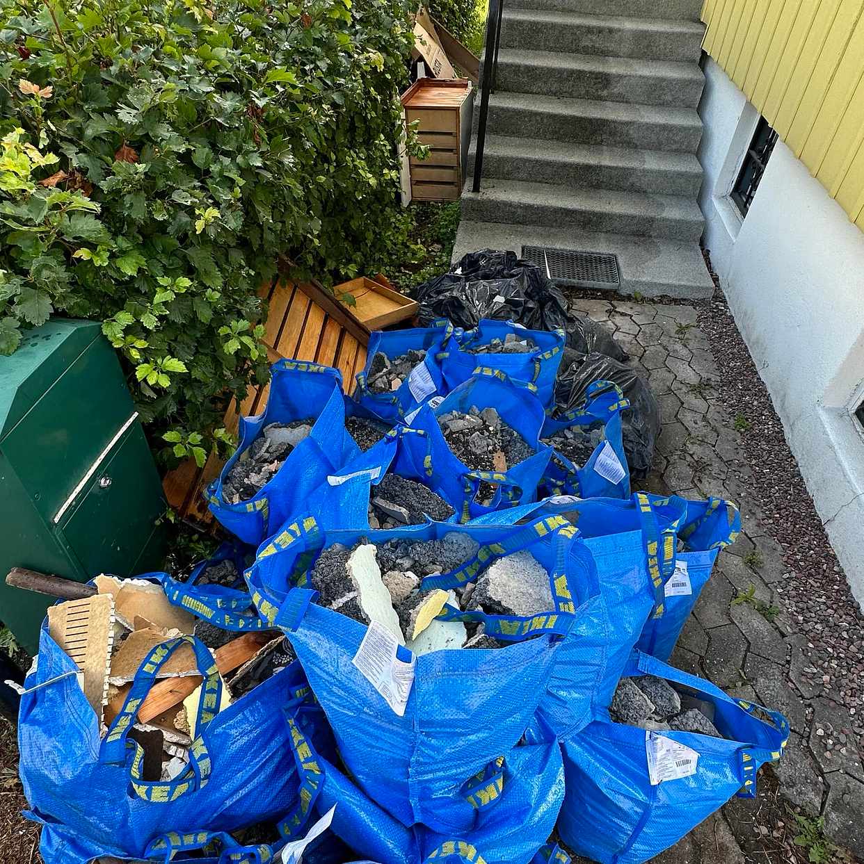image of Kasta trä, betong, sten - Hägersten