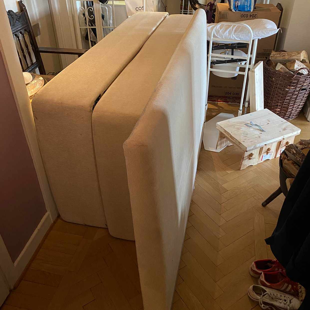 image of Throwing 2 single beds - Stockholm