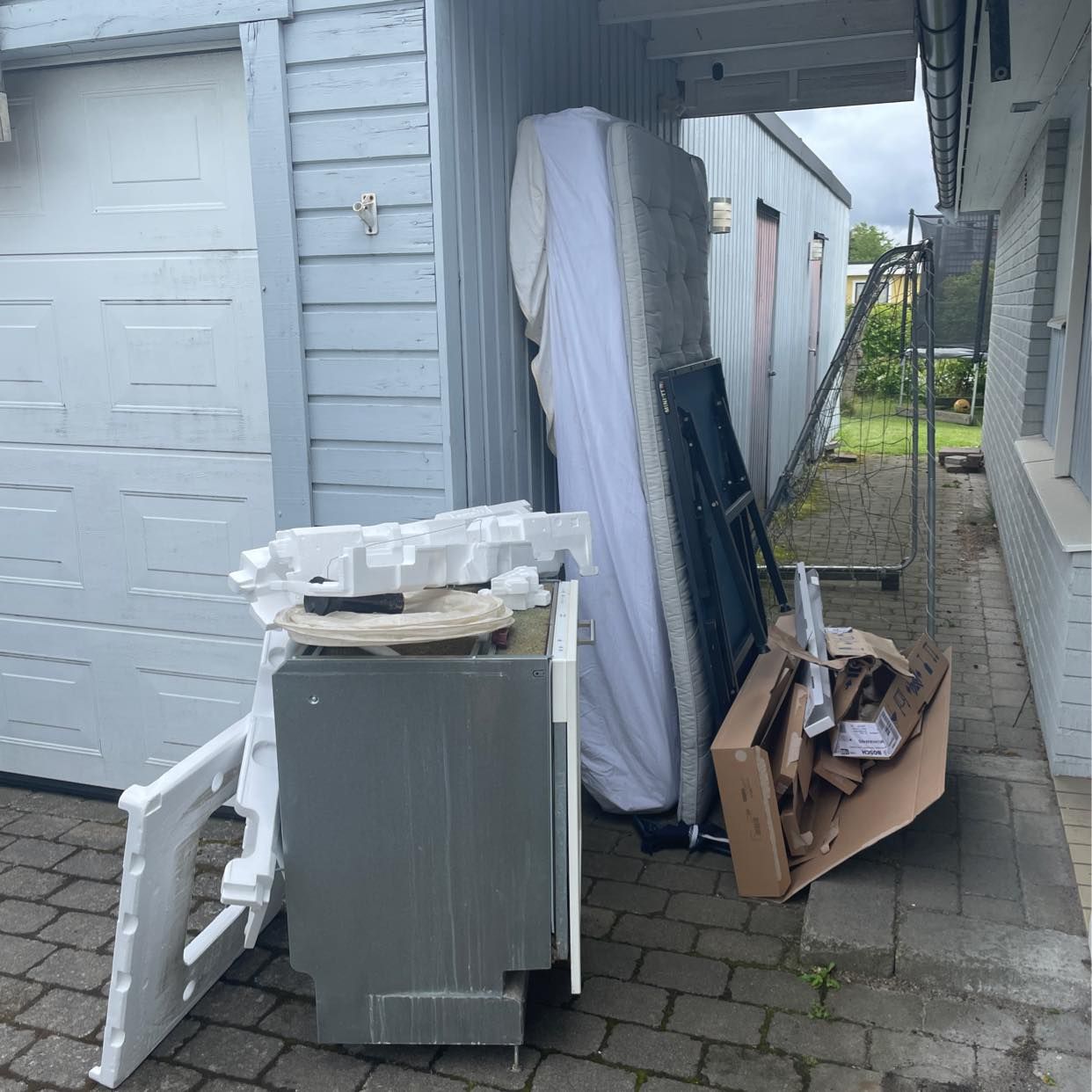 image of Säng, mål, diskmaskin - Löddeköpinge
