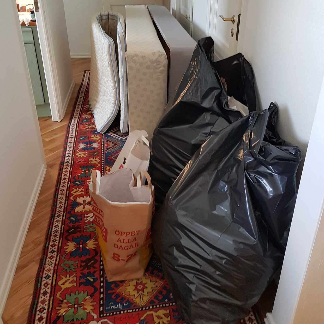 image of 2 beds and a fews bags - Täby