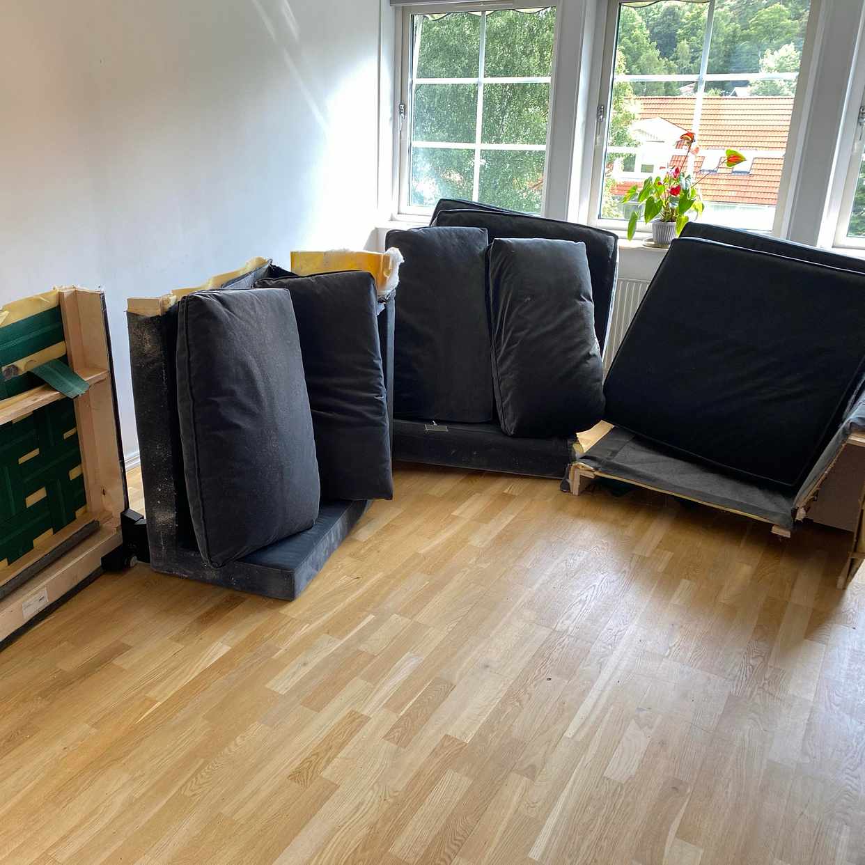image of Två itusågade soffor - Saltsjö-Boo