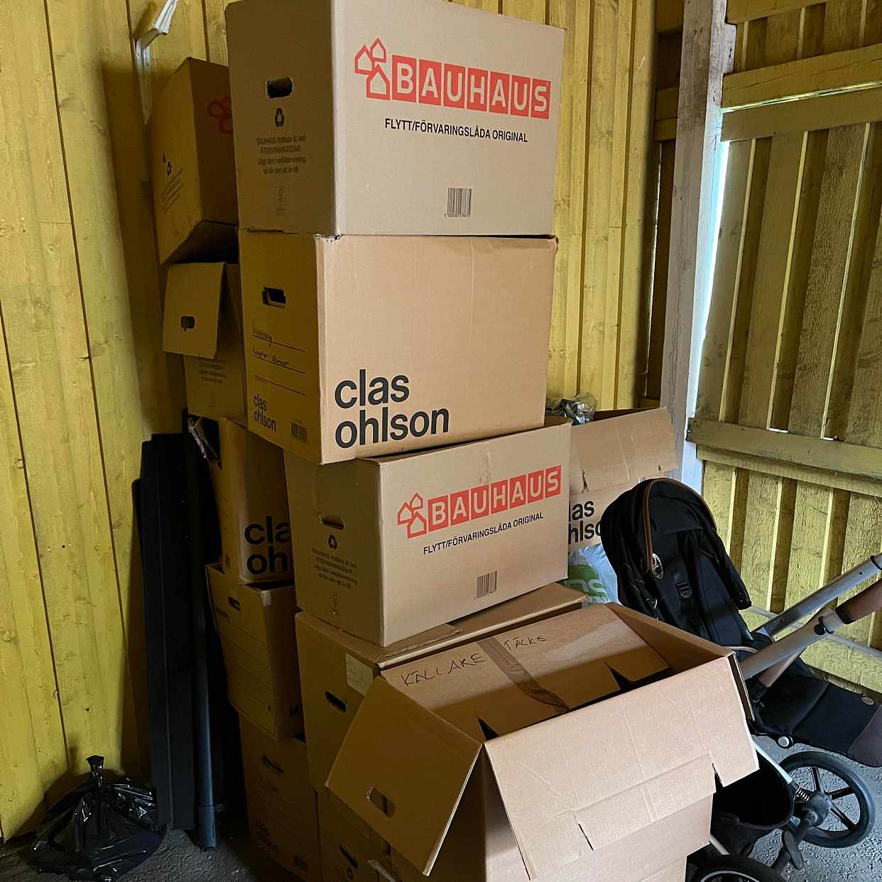 image of 12 moving boxes - Spånga