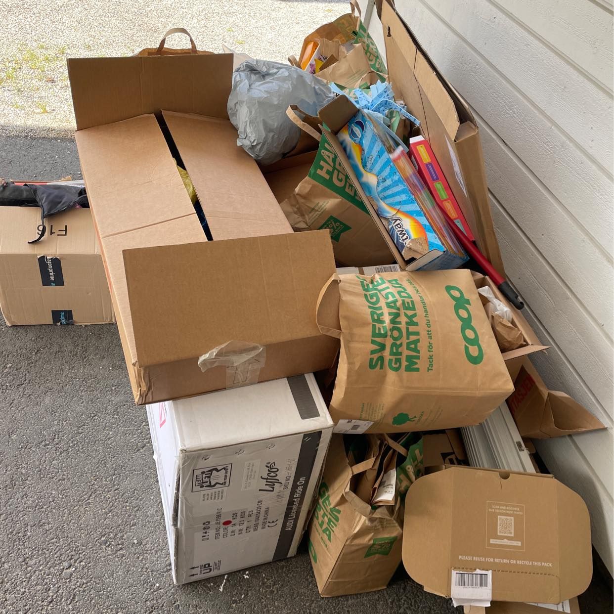 image of Cardboards,metal, plastic - Kungsängen