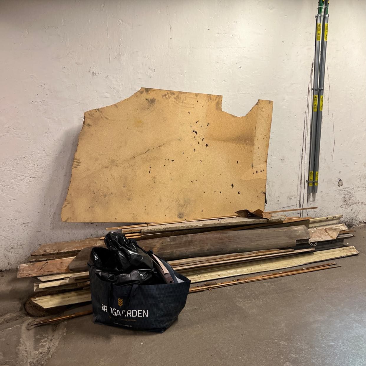 image of Wood and bag of esset - Stockholm