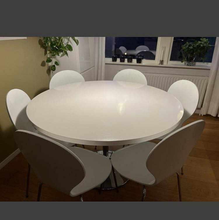 image of Bord och sex stolar - 