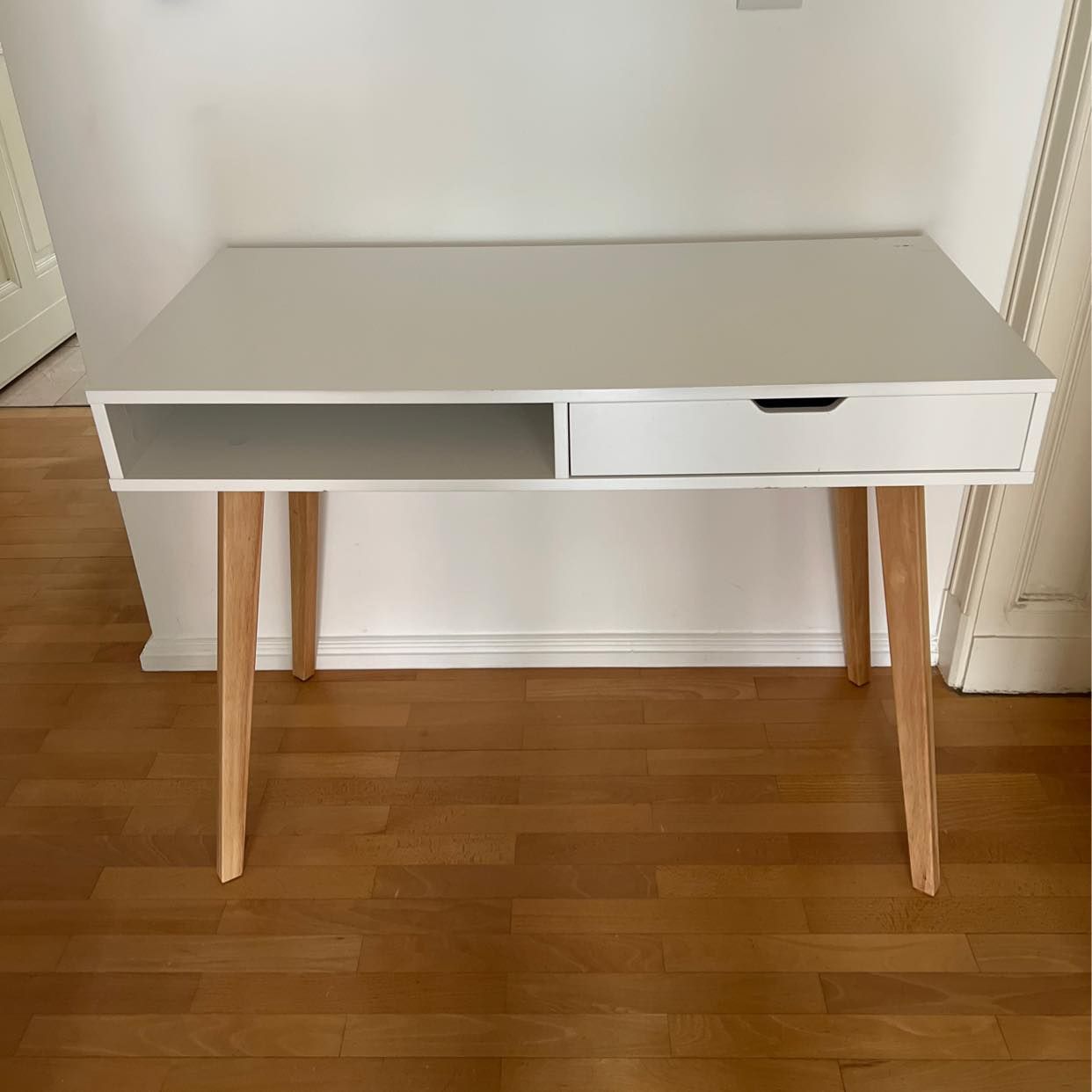 image of Jysk desk  giveaway - Berlin