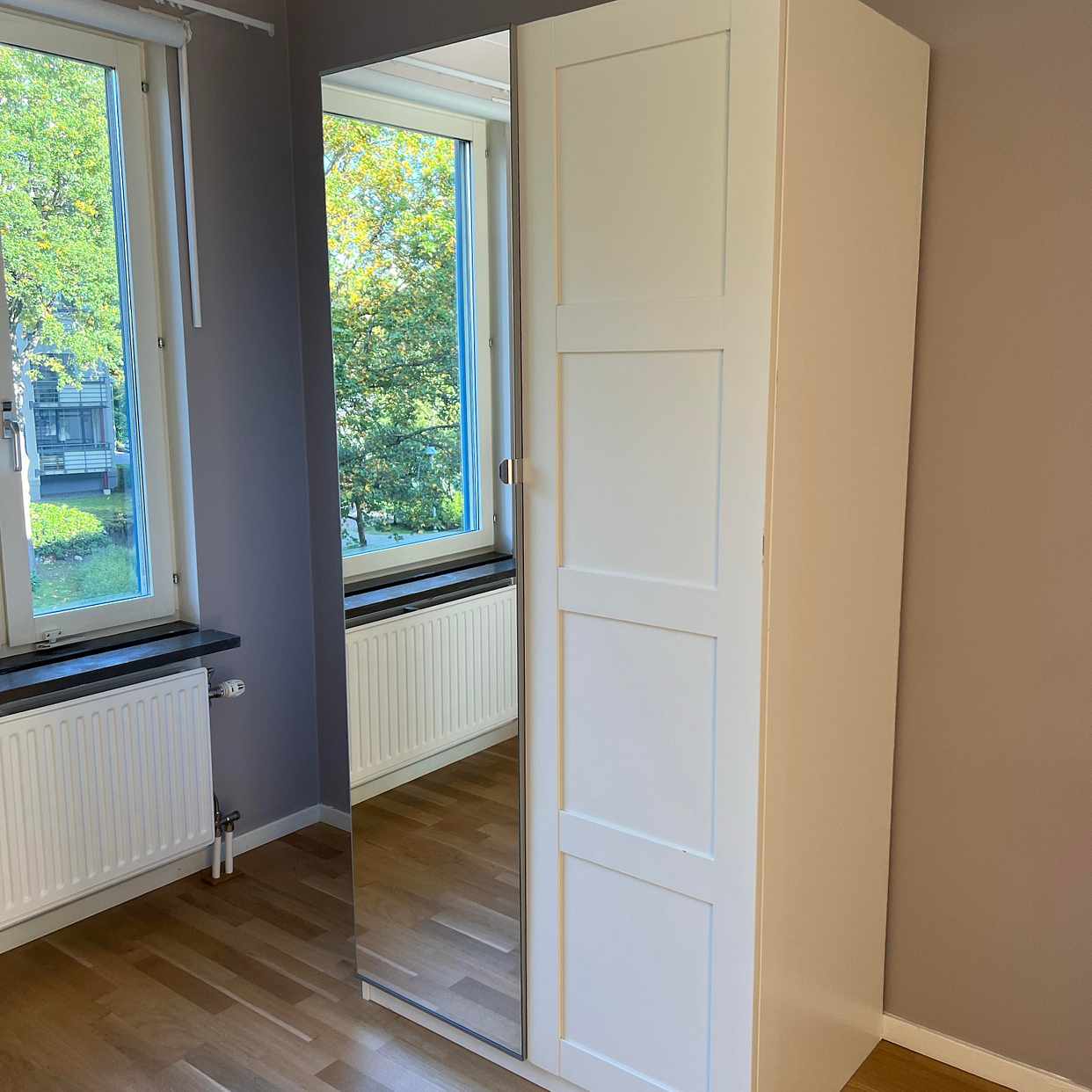 image of En garderob och fyra stol - Farsta