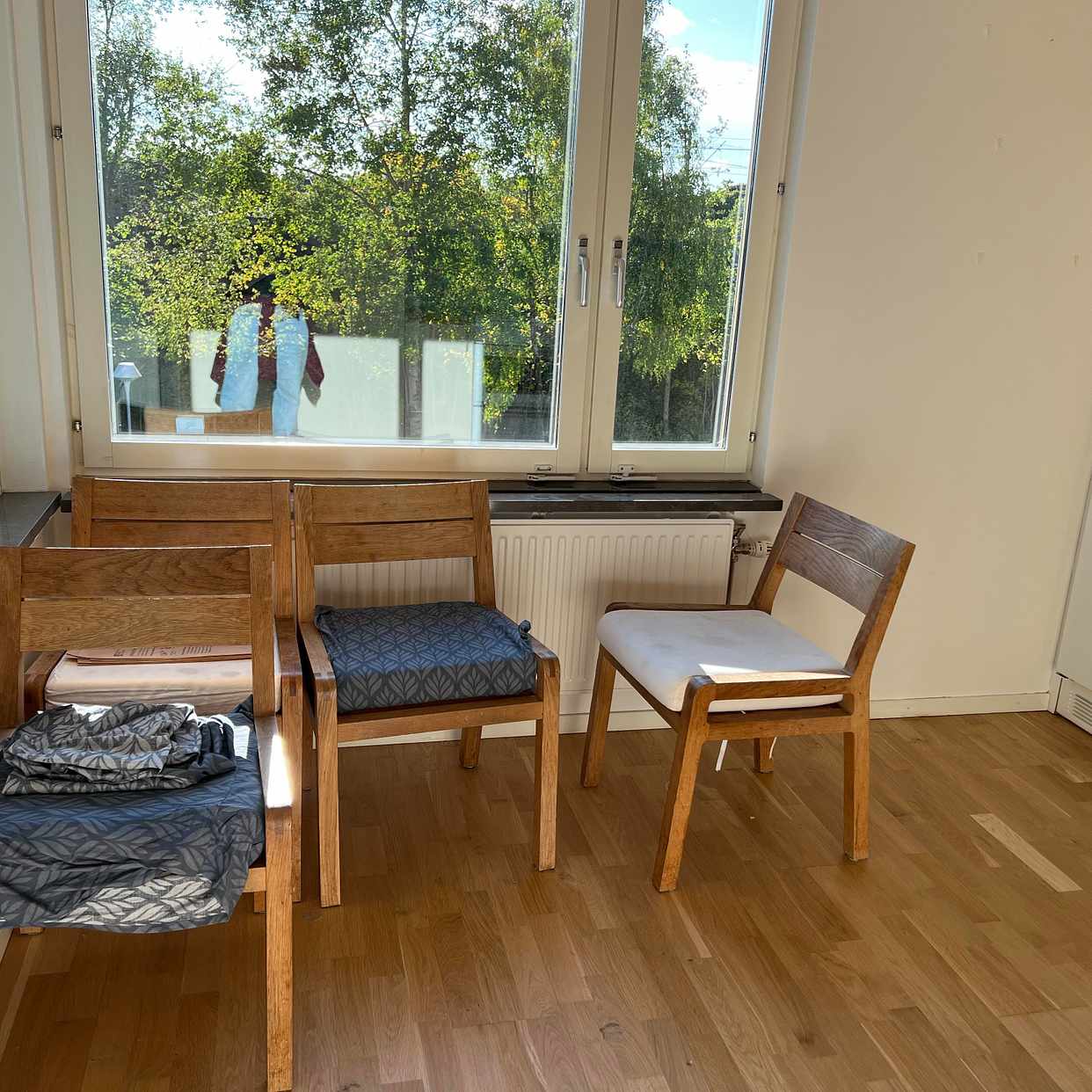 image of En garderob och fyra stol - Farsta