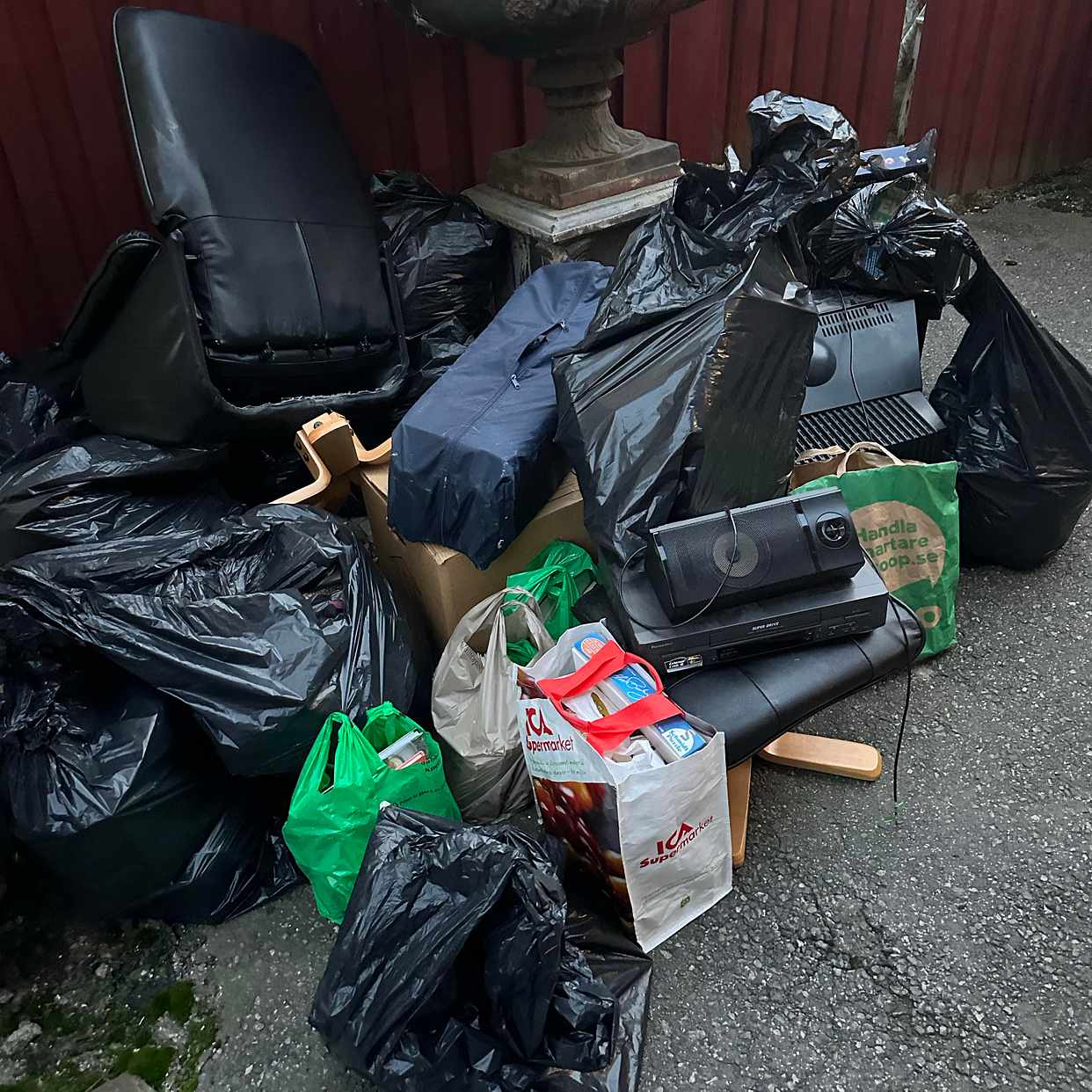 image of tv leksaker fåtölj avfall - Torshälla