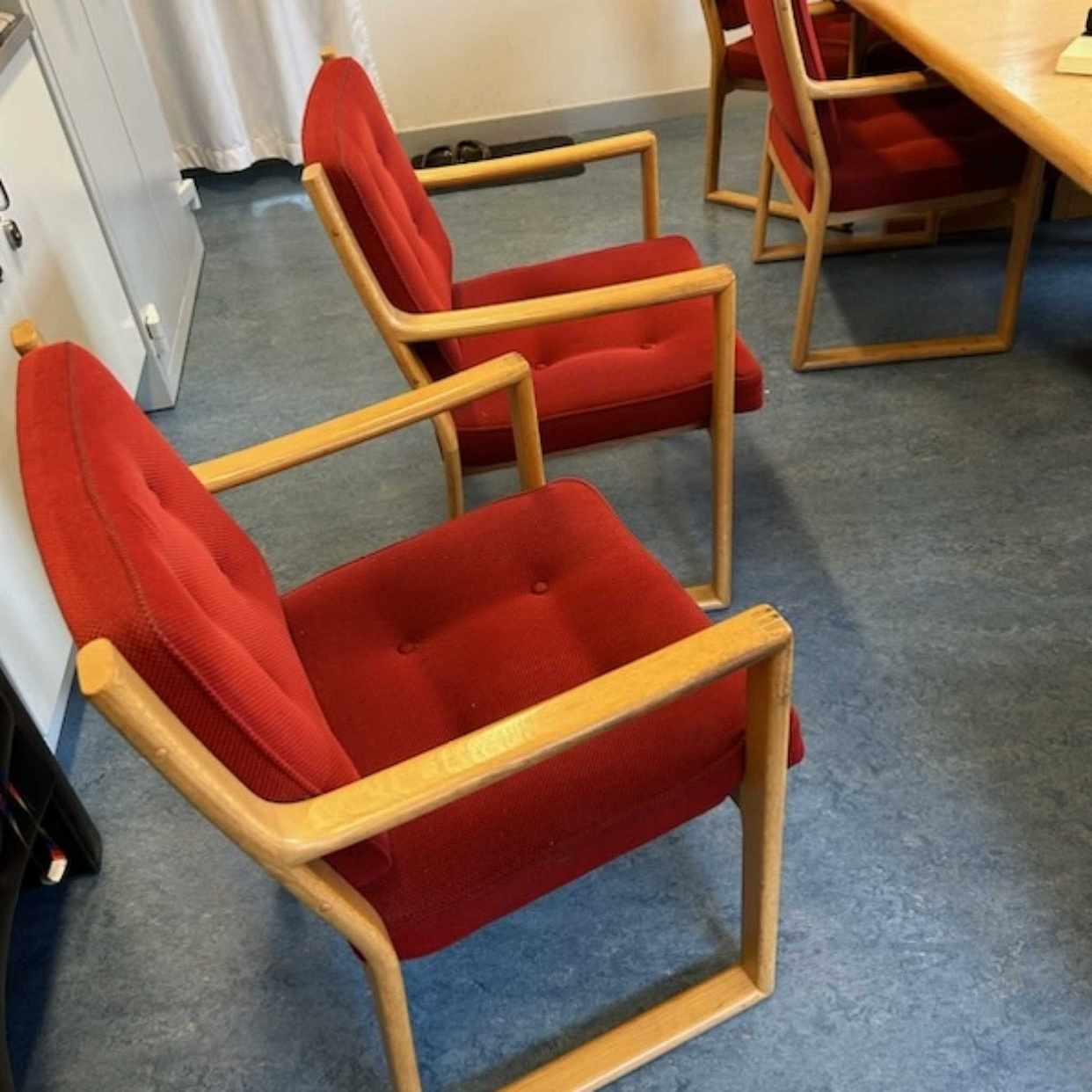 image of Stort bord och 10 stolar - Göteborg