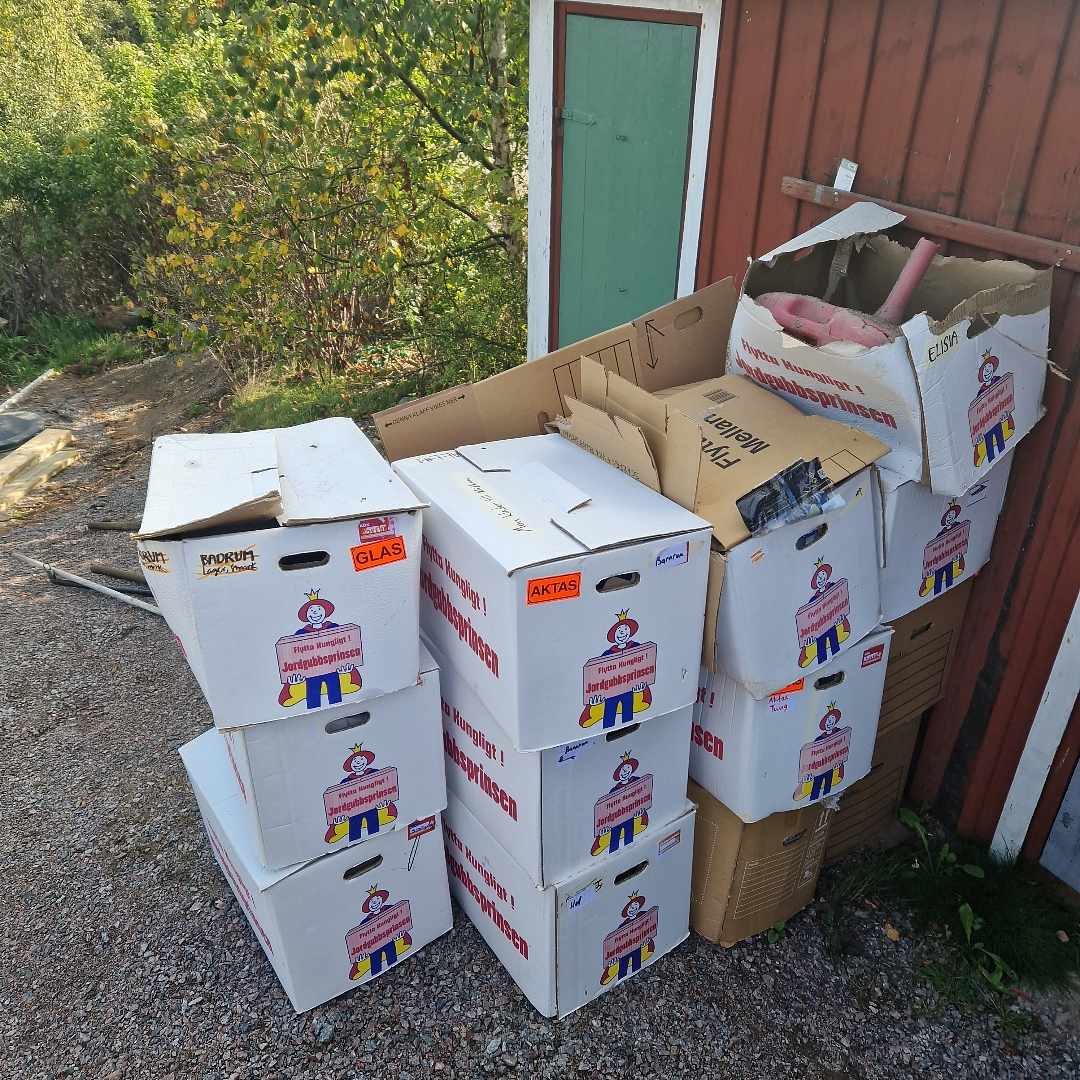 image of Kartonger med skräp - Norrköping