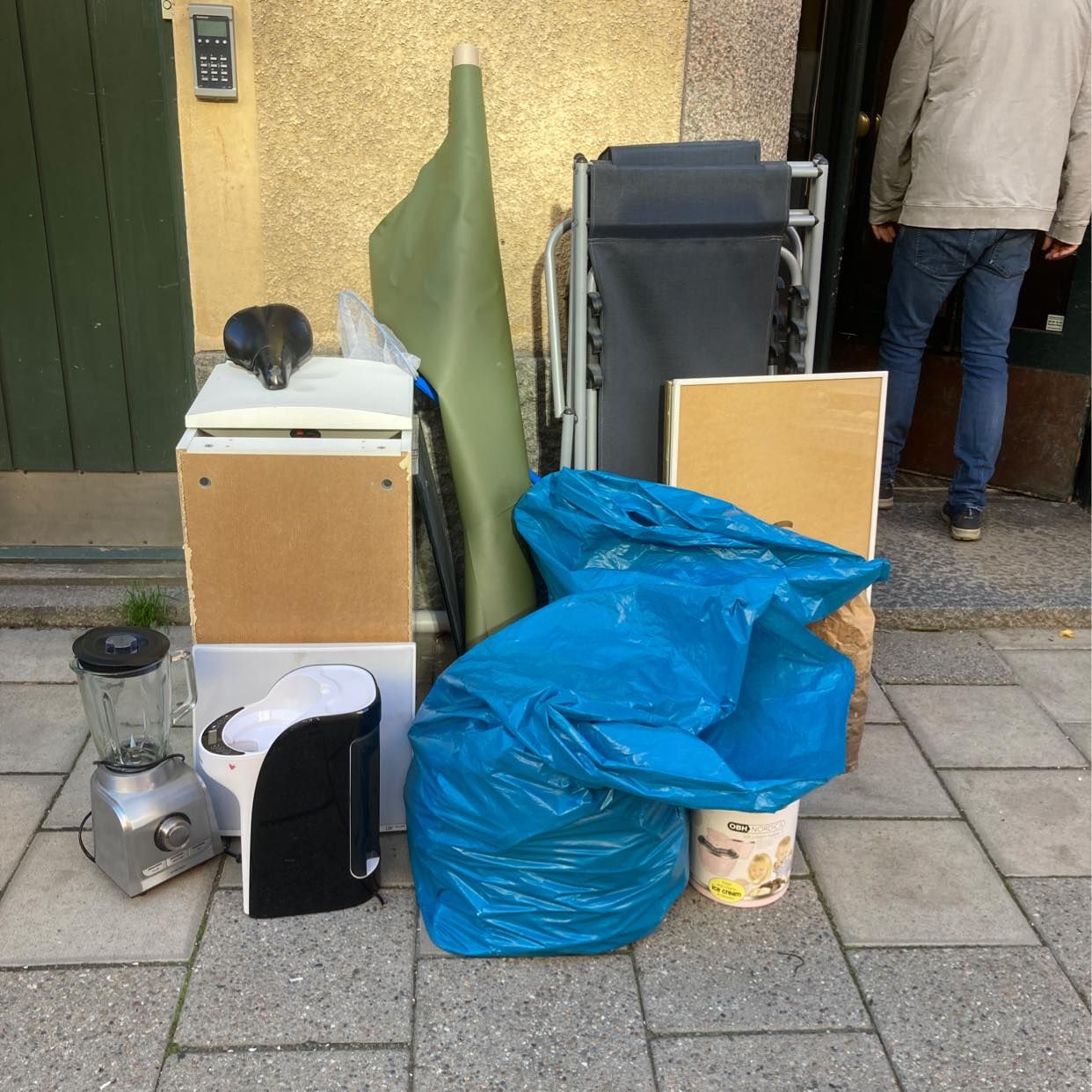 image of Möbler, säckar, dörr - Stockholm