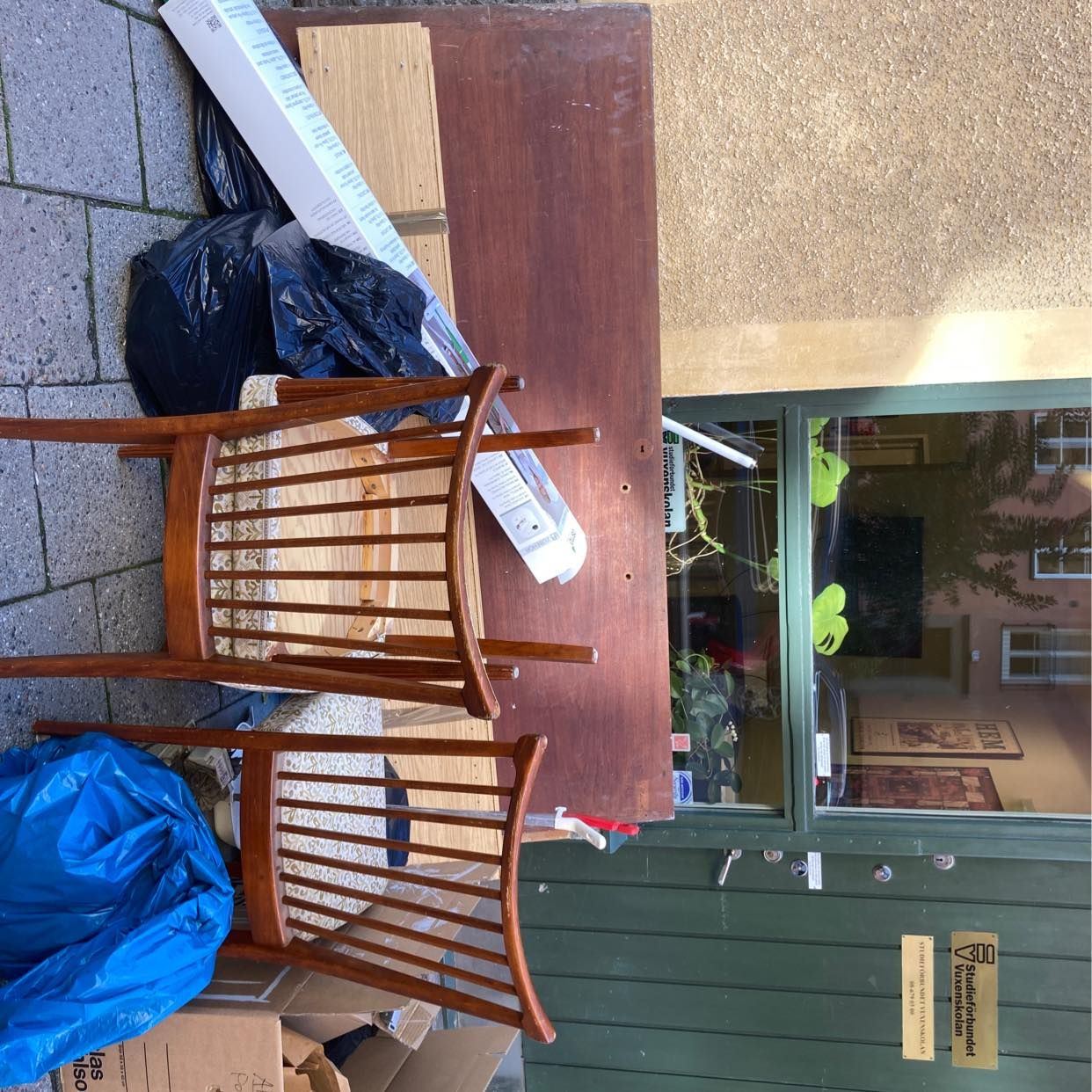 image of Möbler, säckar, dörr - Stockholm