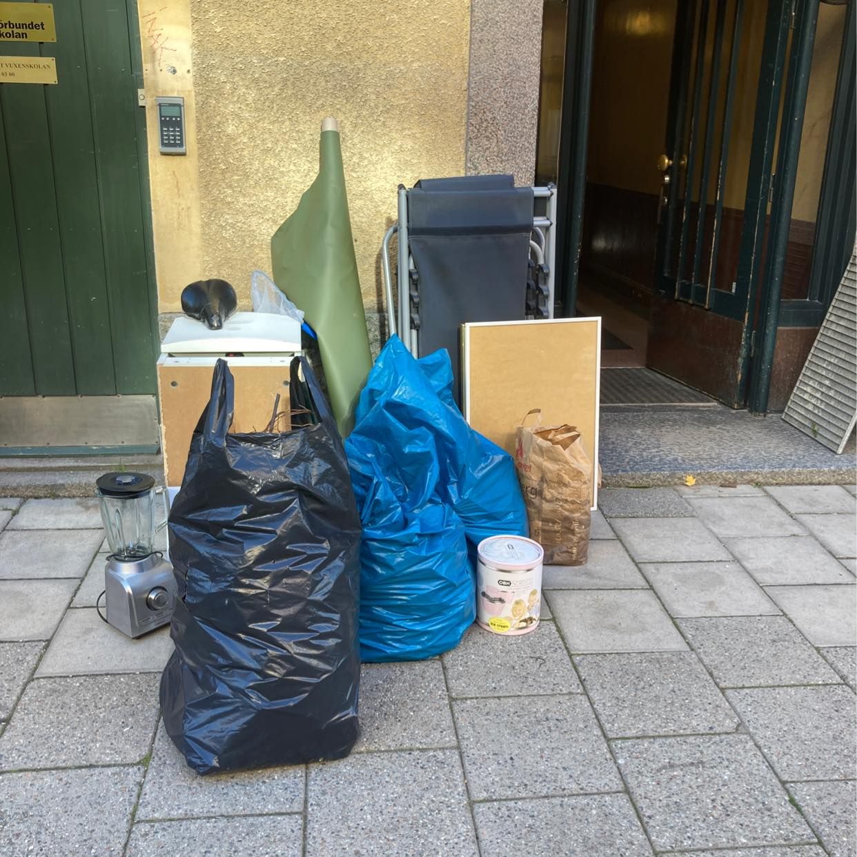 image of Möbler, säckar, dörr - Stockholm