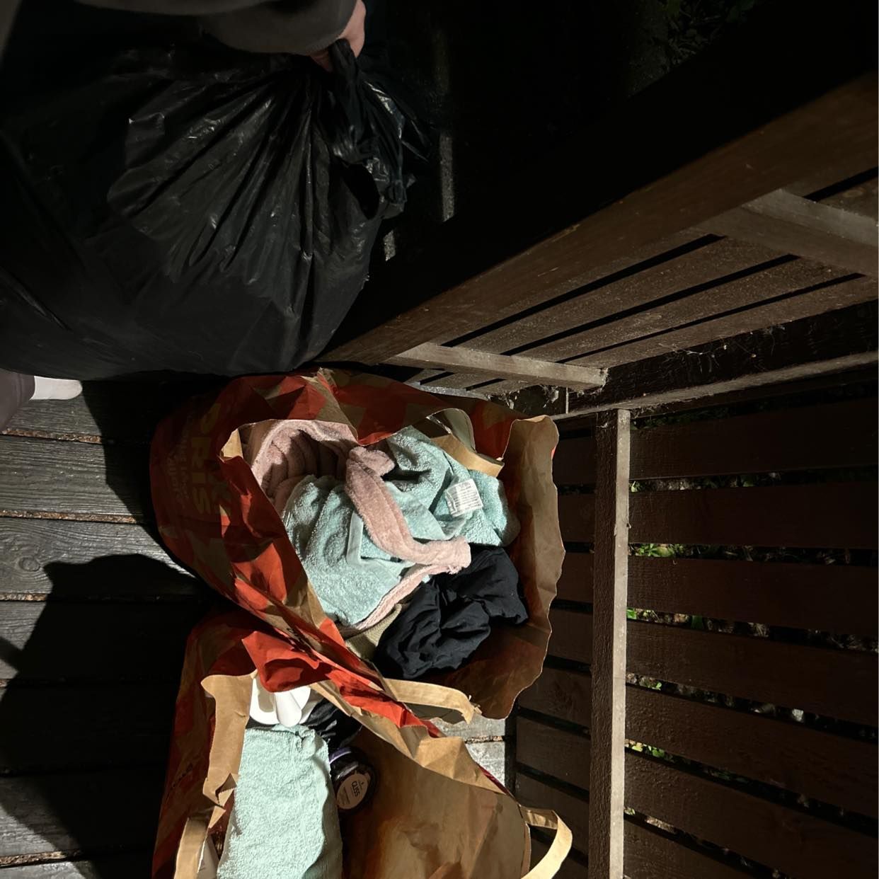 image of Påse kläder, badrums arti - Vendelsö