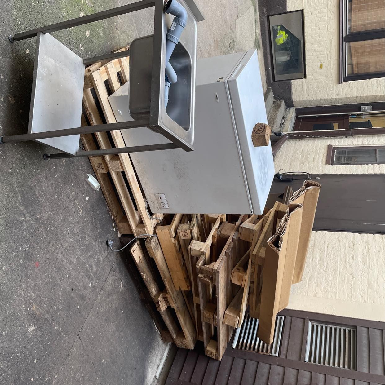 image of pallar, frysbox och  bänk - Centrum