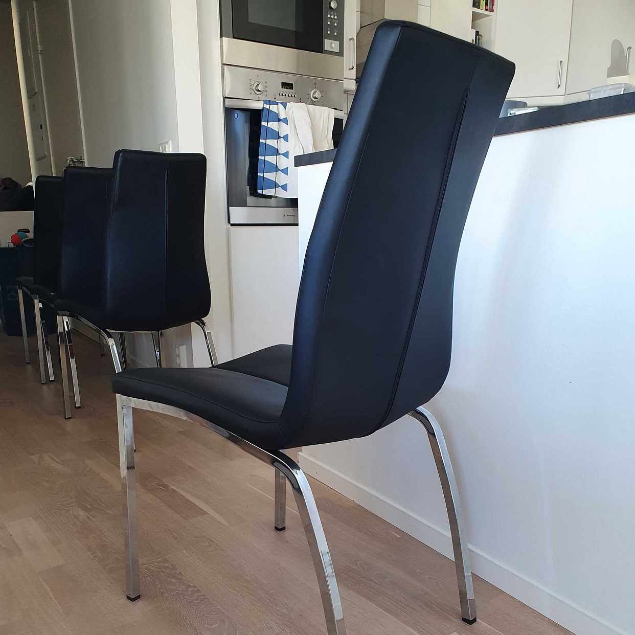 image of 4 stolar bortskänkes - Nacka