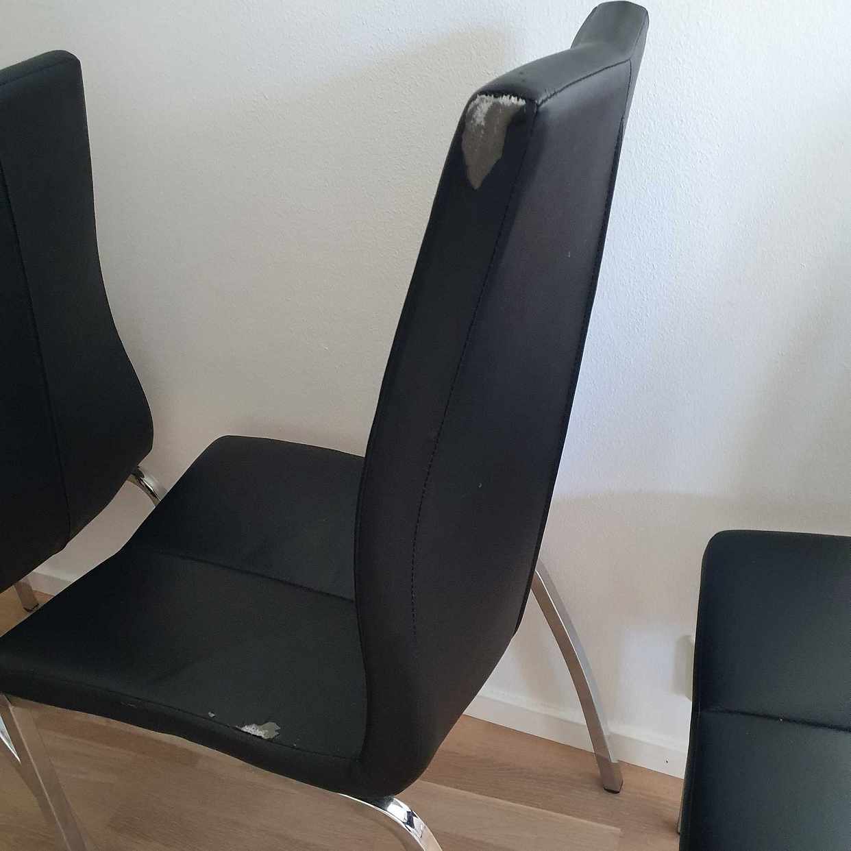 image of 4 stolar bortskänkes - Nacka