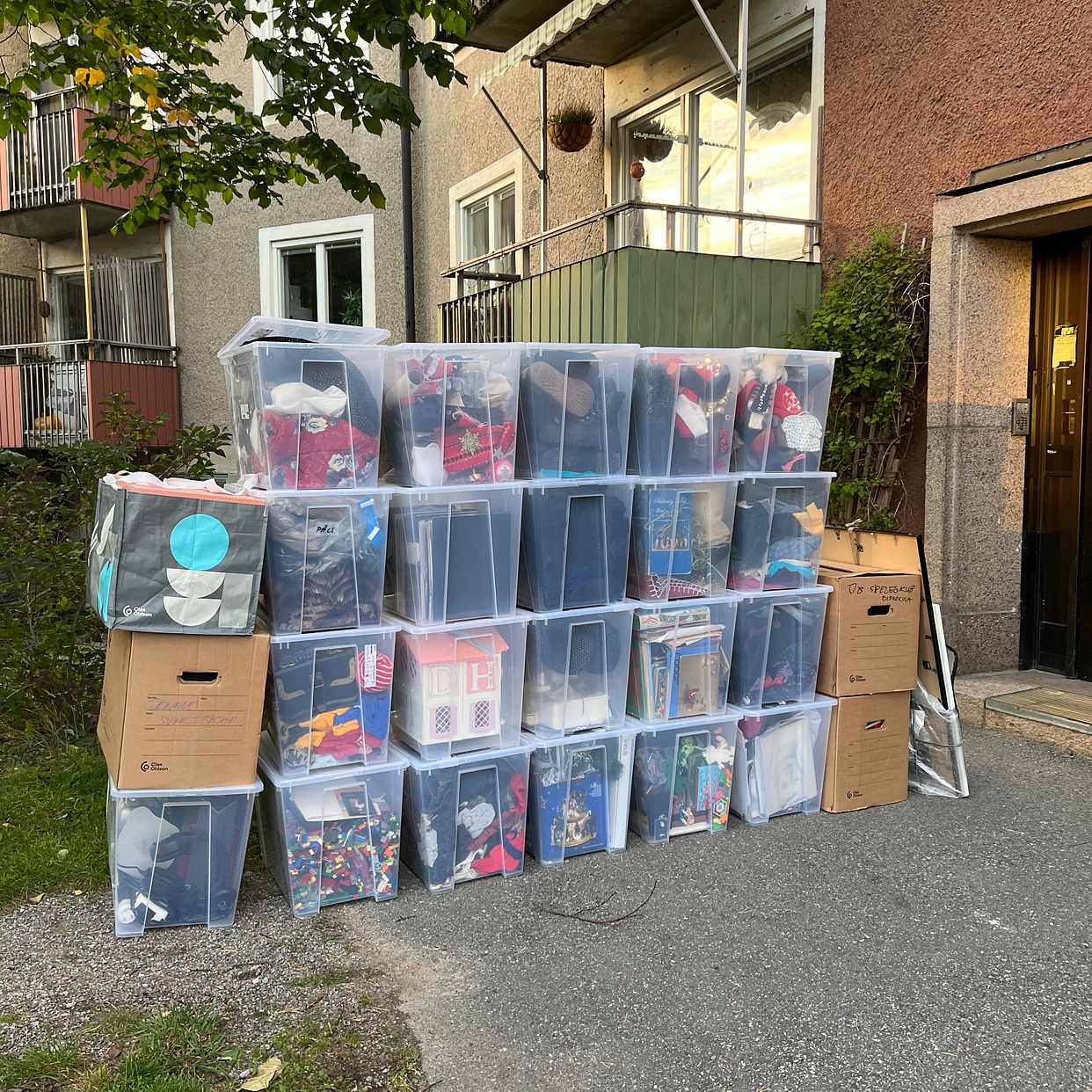 image of 26 lådor ner till källare - 