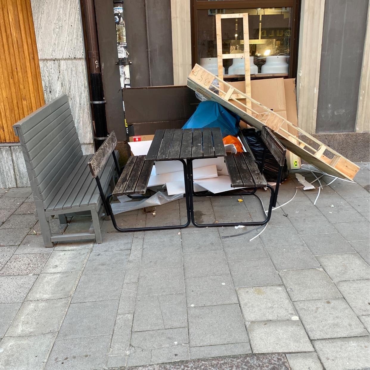 image of Bänkar bord trä och frigo - Stockholm