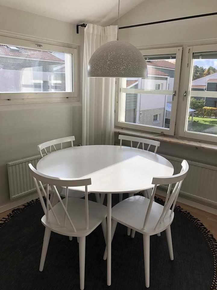 image of Matgrupp med runt bord +  - 