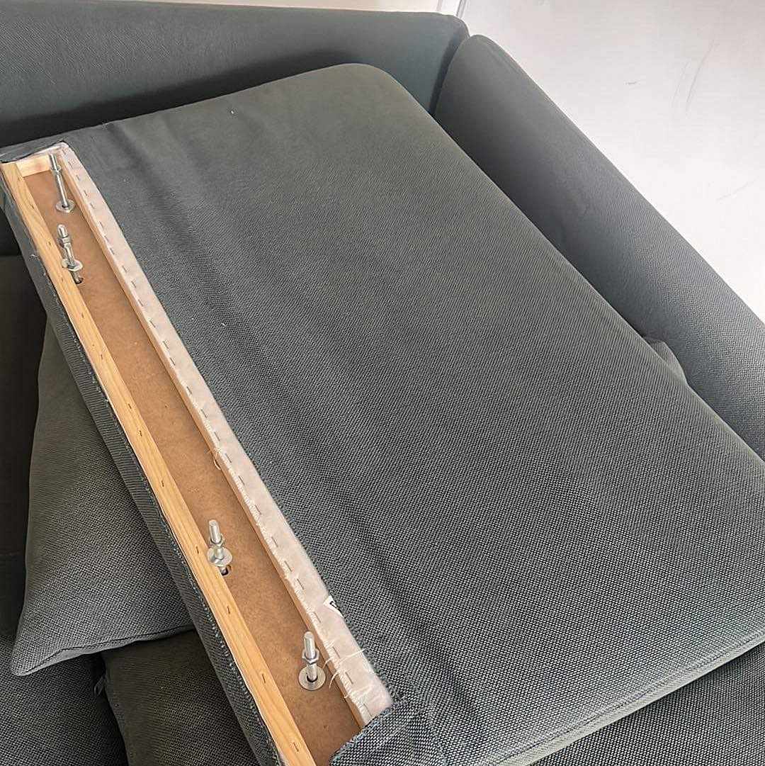 image of Liten soffa med kuddar - 