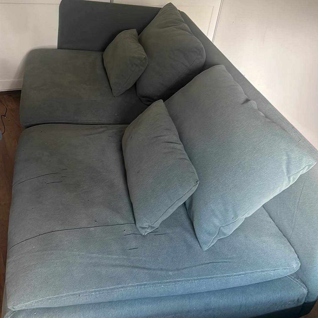image of Liten soffa med kuddar - 