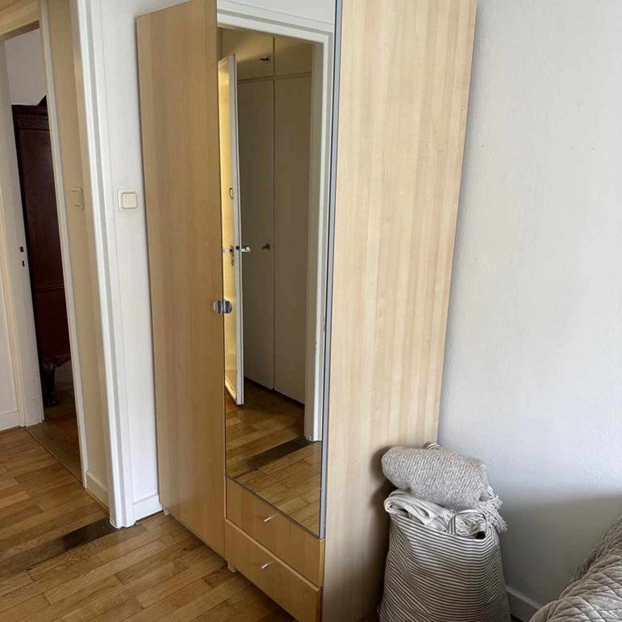 image of Garderob med spegel - 