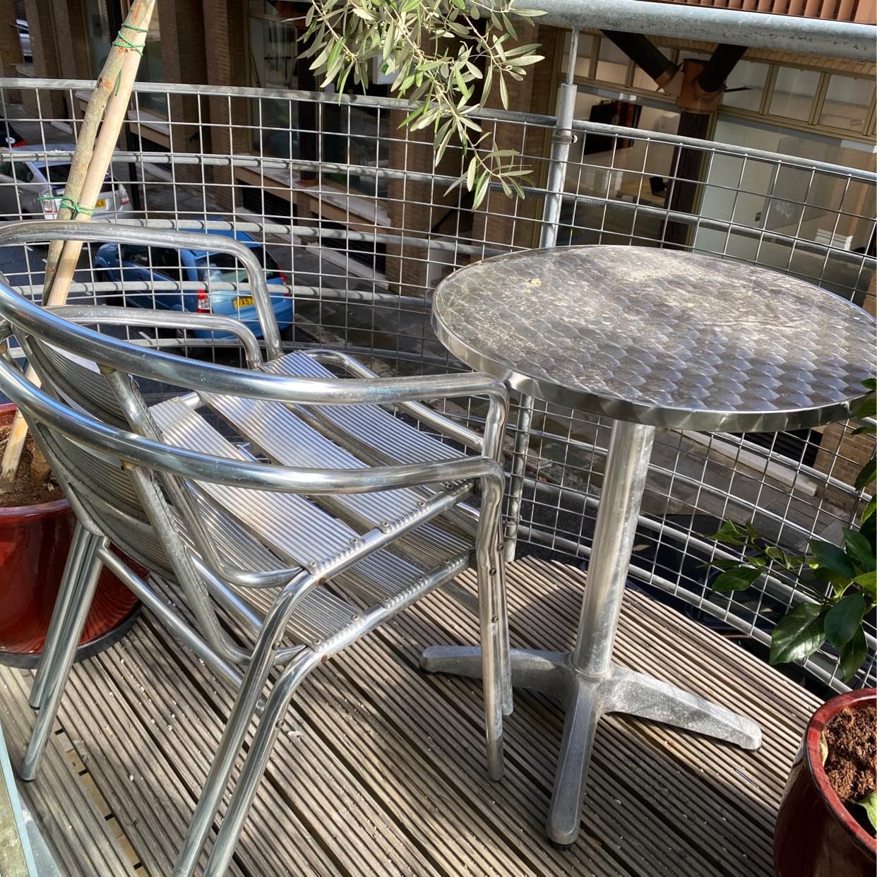 Balcony table and chairs London Tiptapp