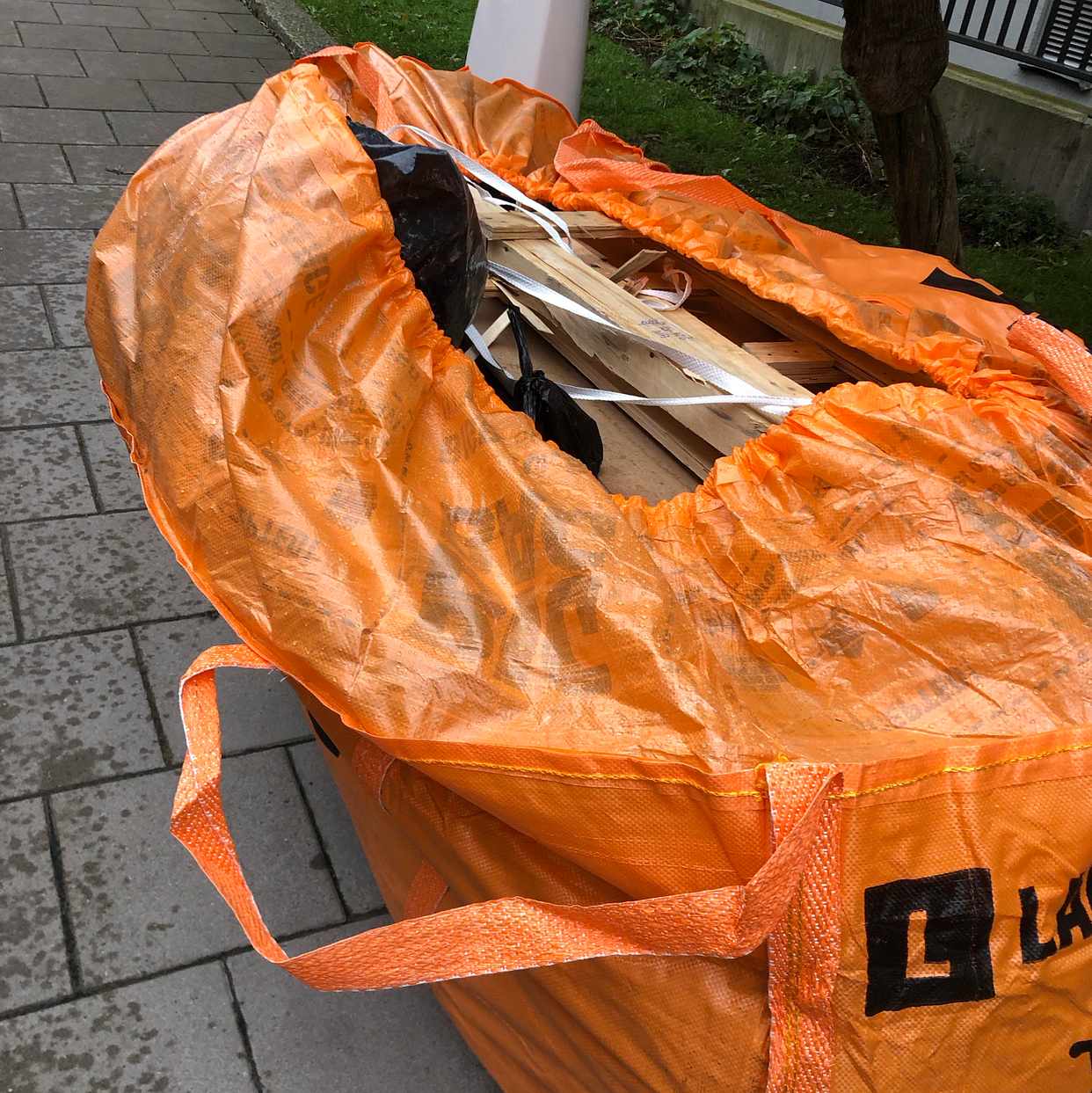 image of Trä, kartonger och avfall - Lidingö