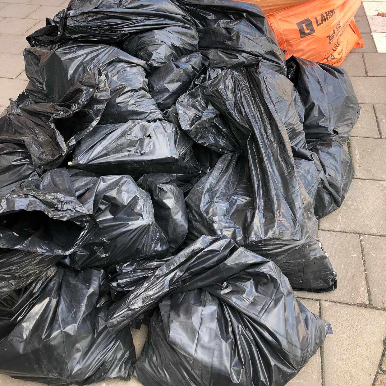 image of Trä, kartonger och avfall - Lidingö