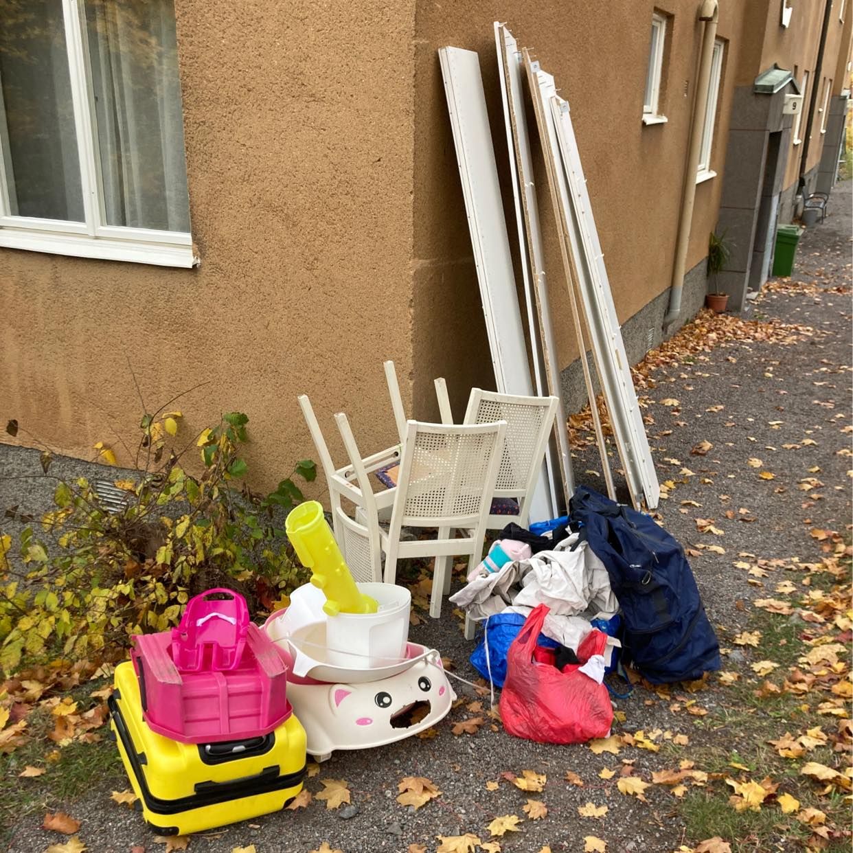 image of Throw away asorted trash - Bromma