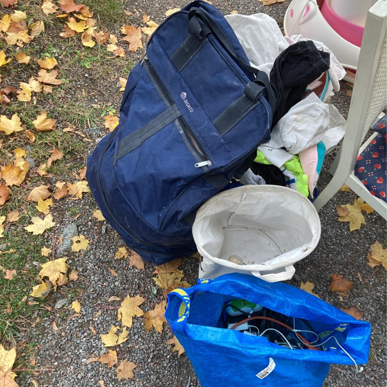 image of Throw away asorted trash - Bromma