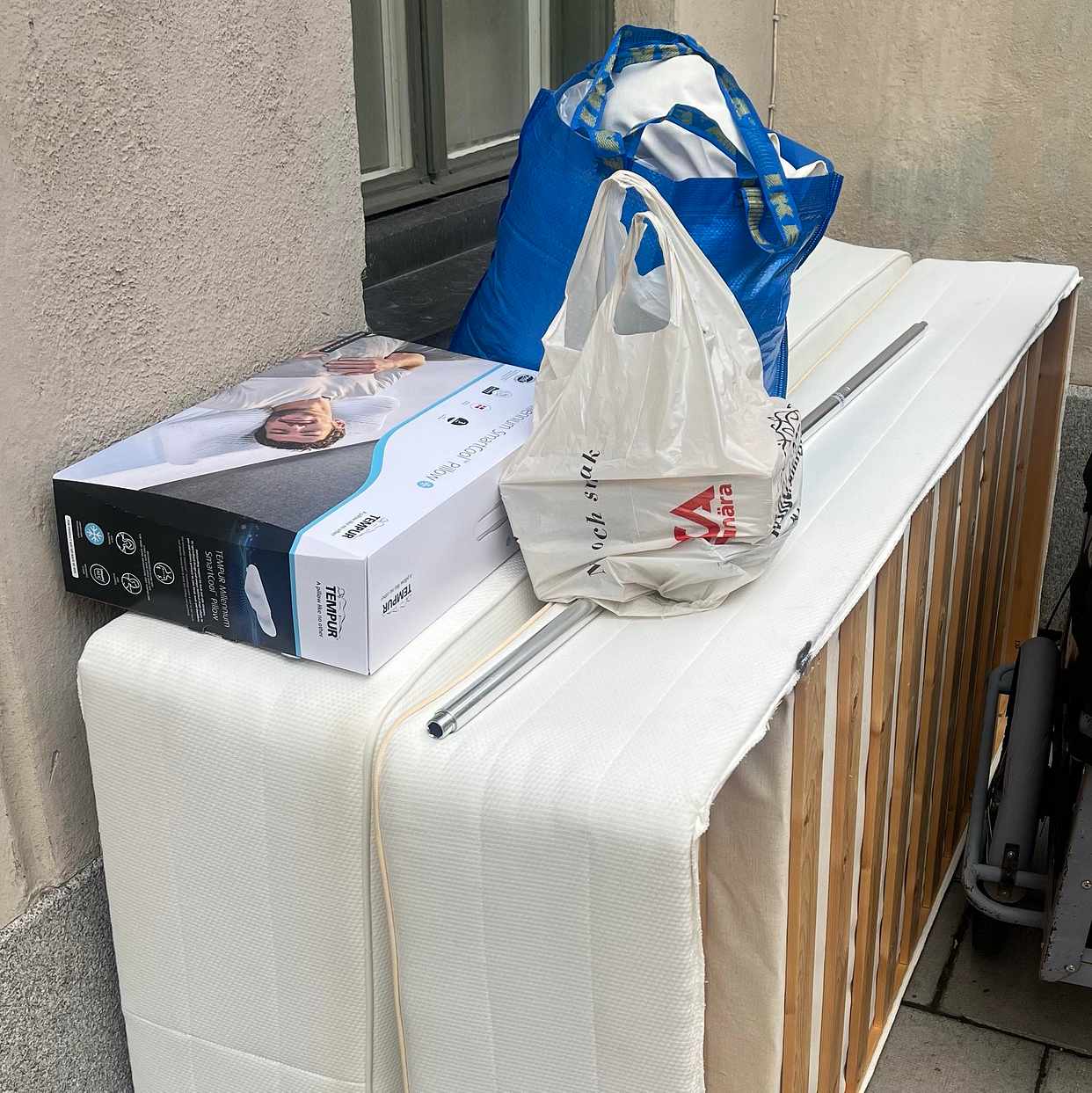 image of Sängar samt kartong plast - Stockholm