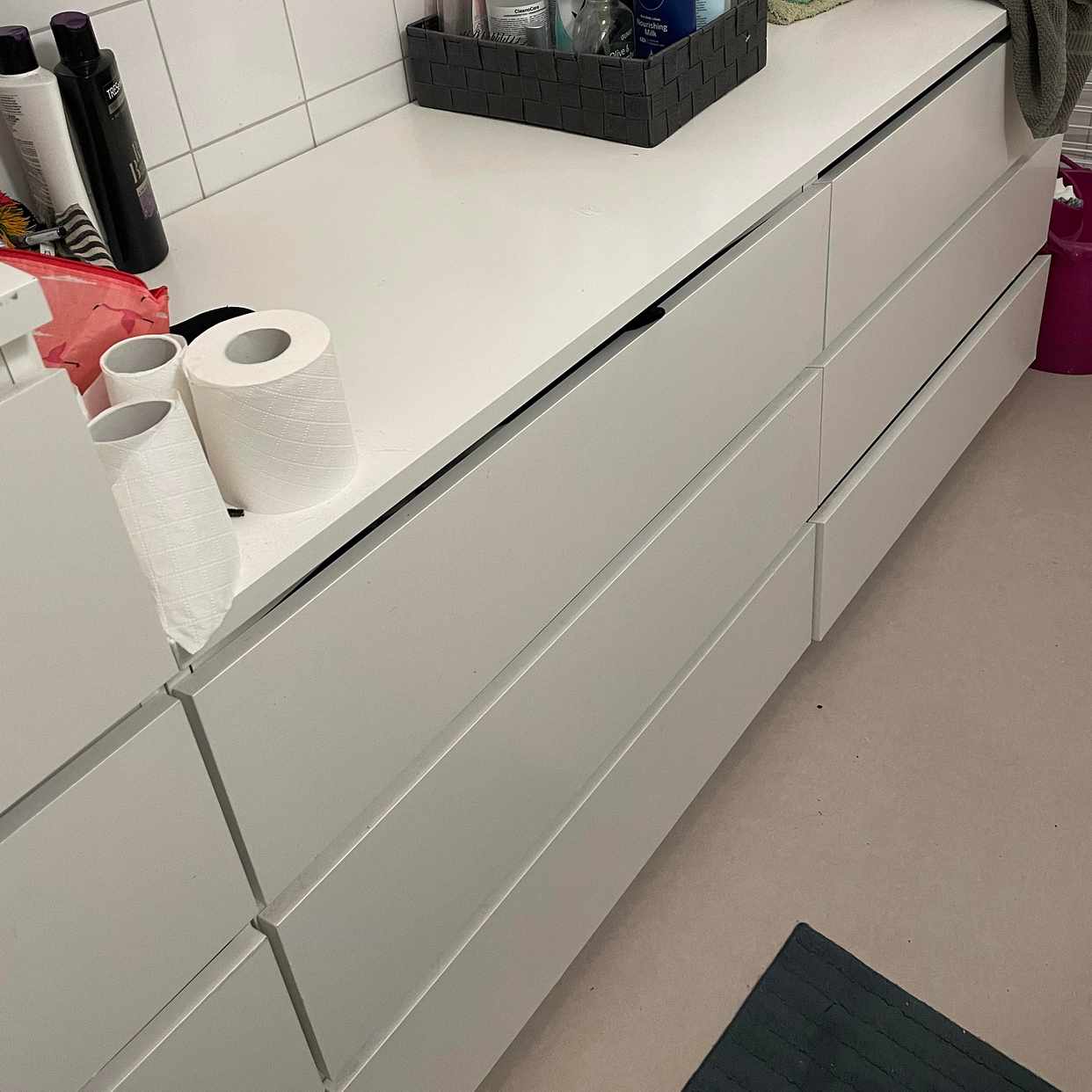image of 1 byrå och 1 badrumsskåp - Hägersten