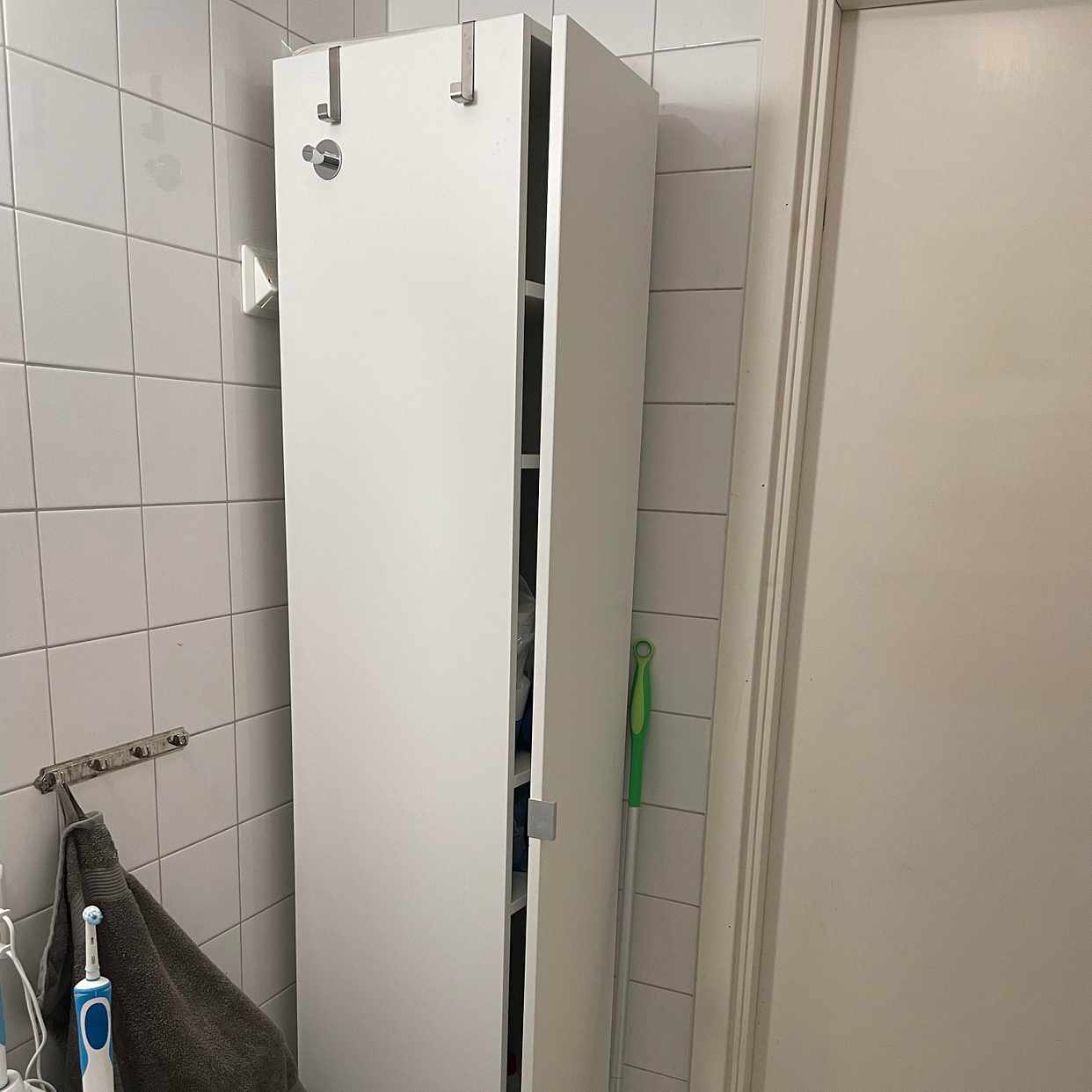 image of 1 byrå och 1 badrumsskåp - Hägersten