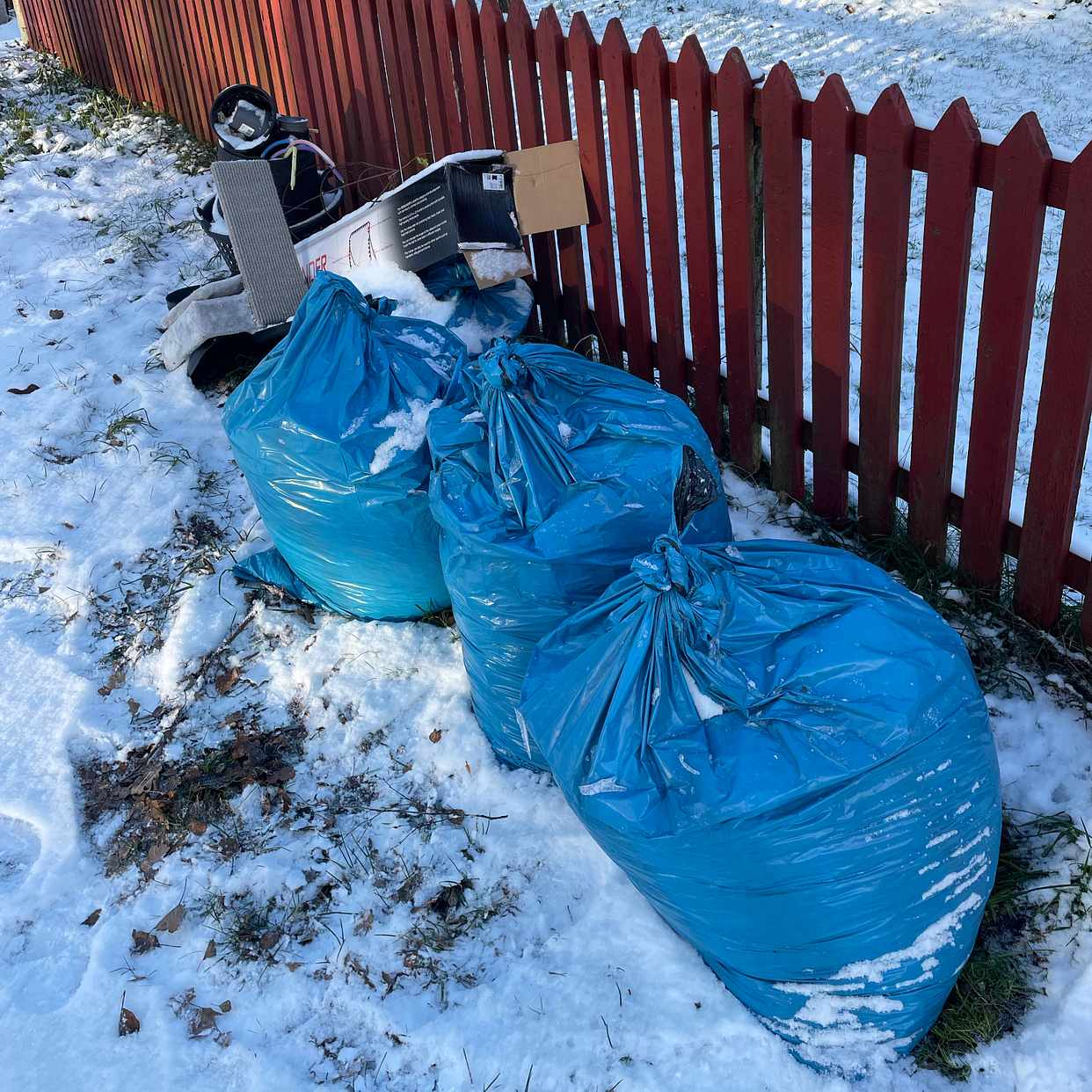 image of Lövsäckar och lite skräp - Nacka