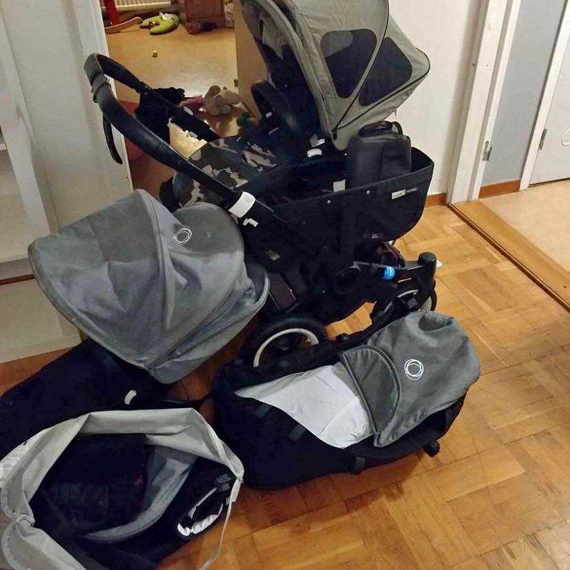 image of En barnvagn med tillbehör - 