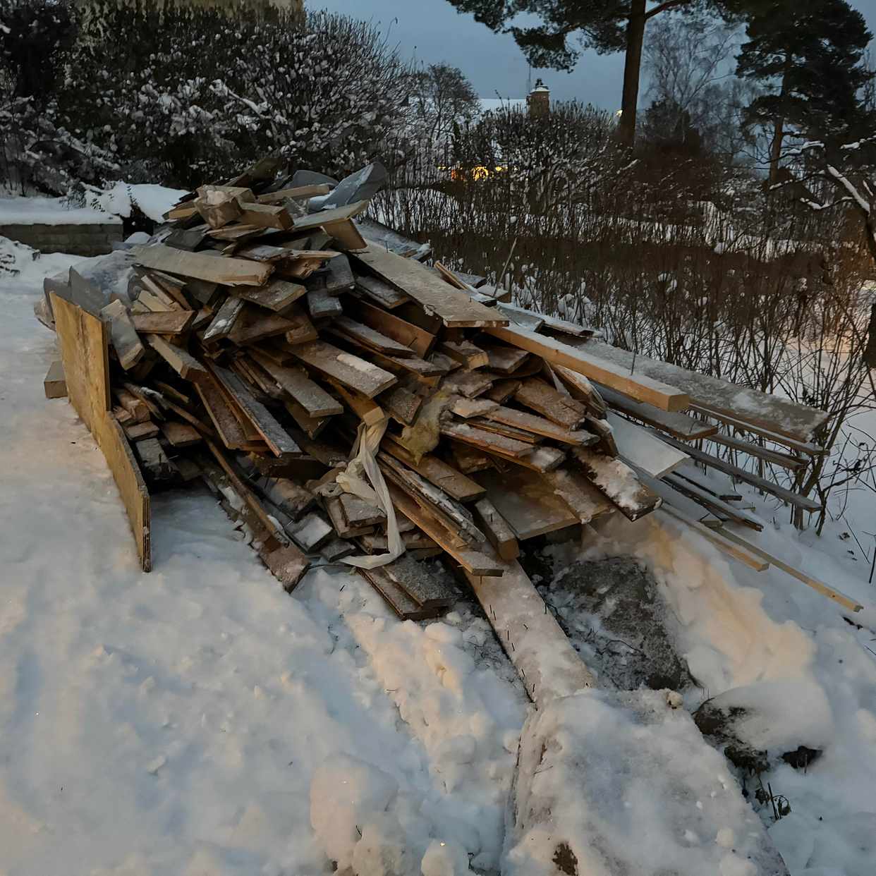 image of Byggavfall. Mest trä. - Täby