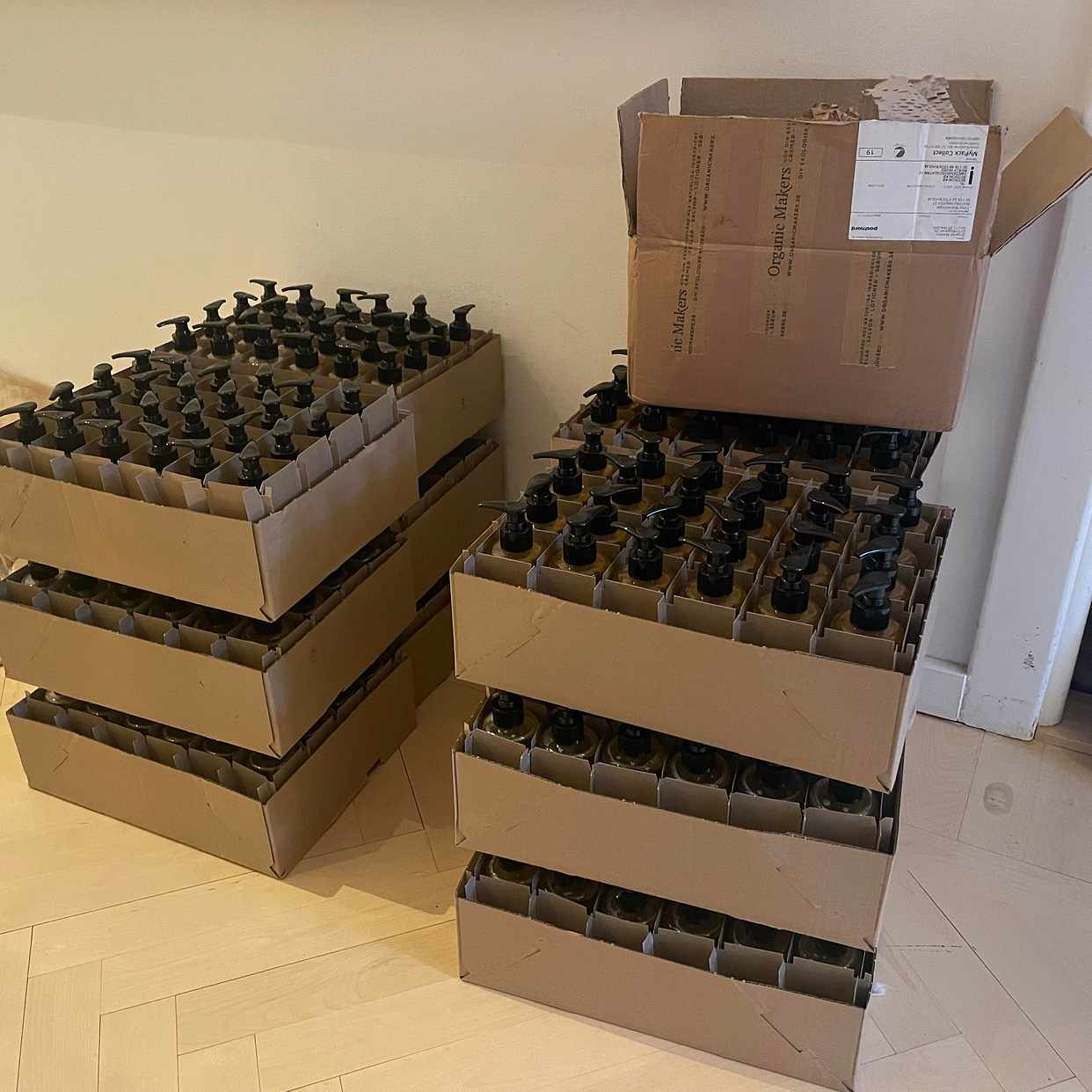 image of 12 Lådor med glasflaskor - 
