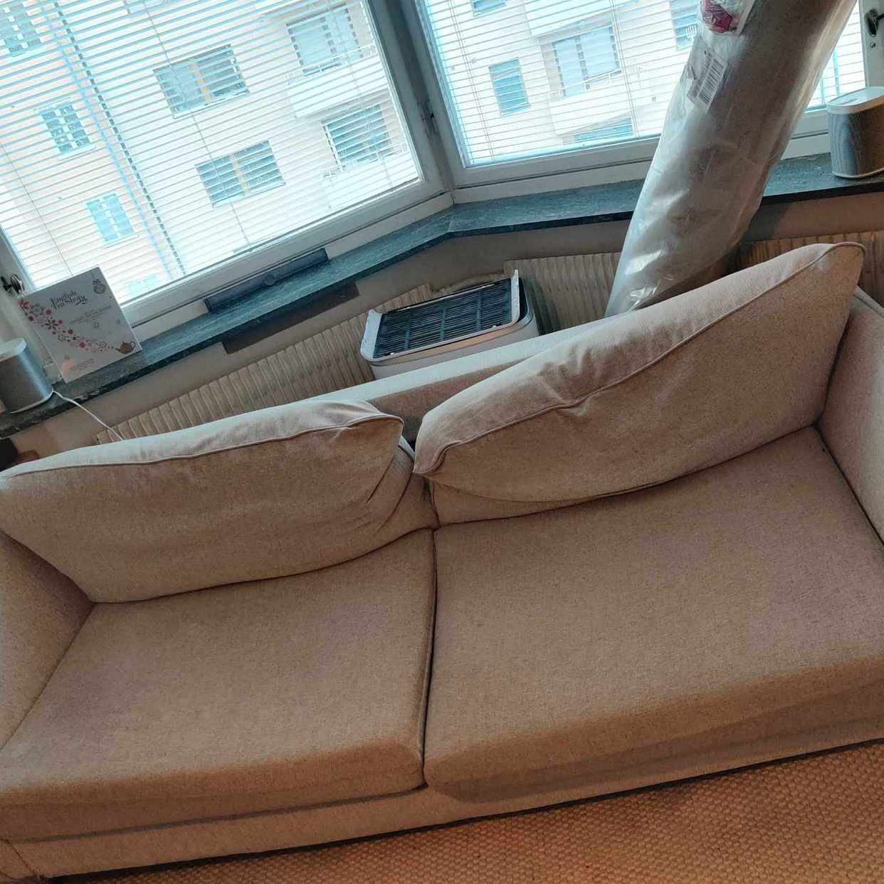 image of Trasig soffa ska slängas - Stockholm