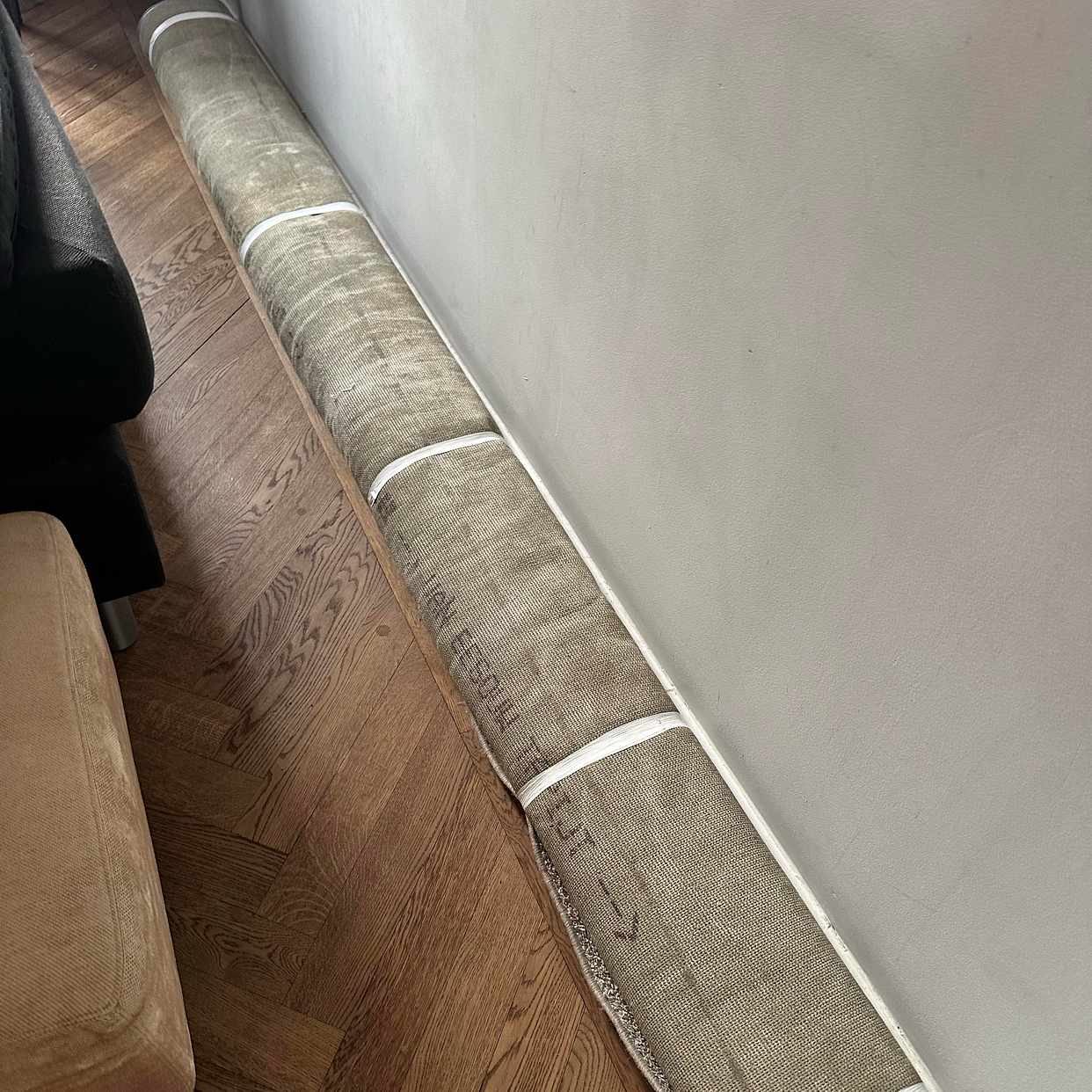 image of 1 carpet & 1 weapon safe - Norrmalm