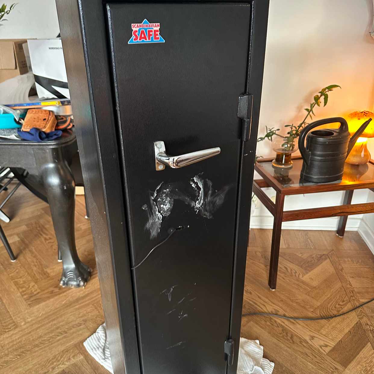 image of 1 carpet & 1 weapon safe - Norrmalm